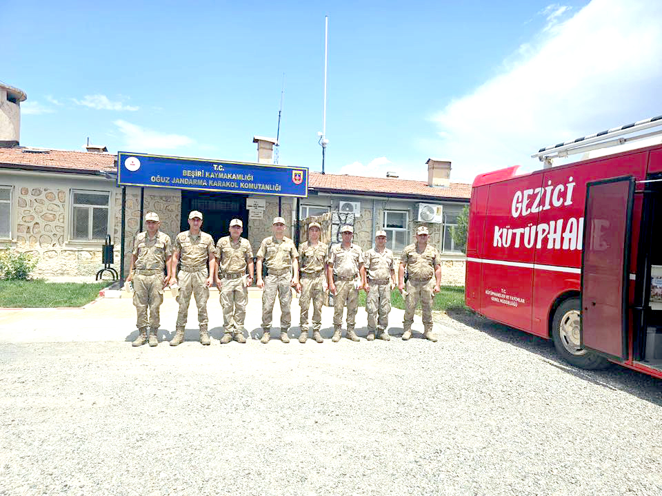 Gezici Kütüphane’den Mehmetçiklere Kitap Desteği