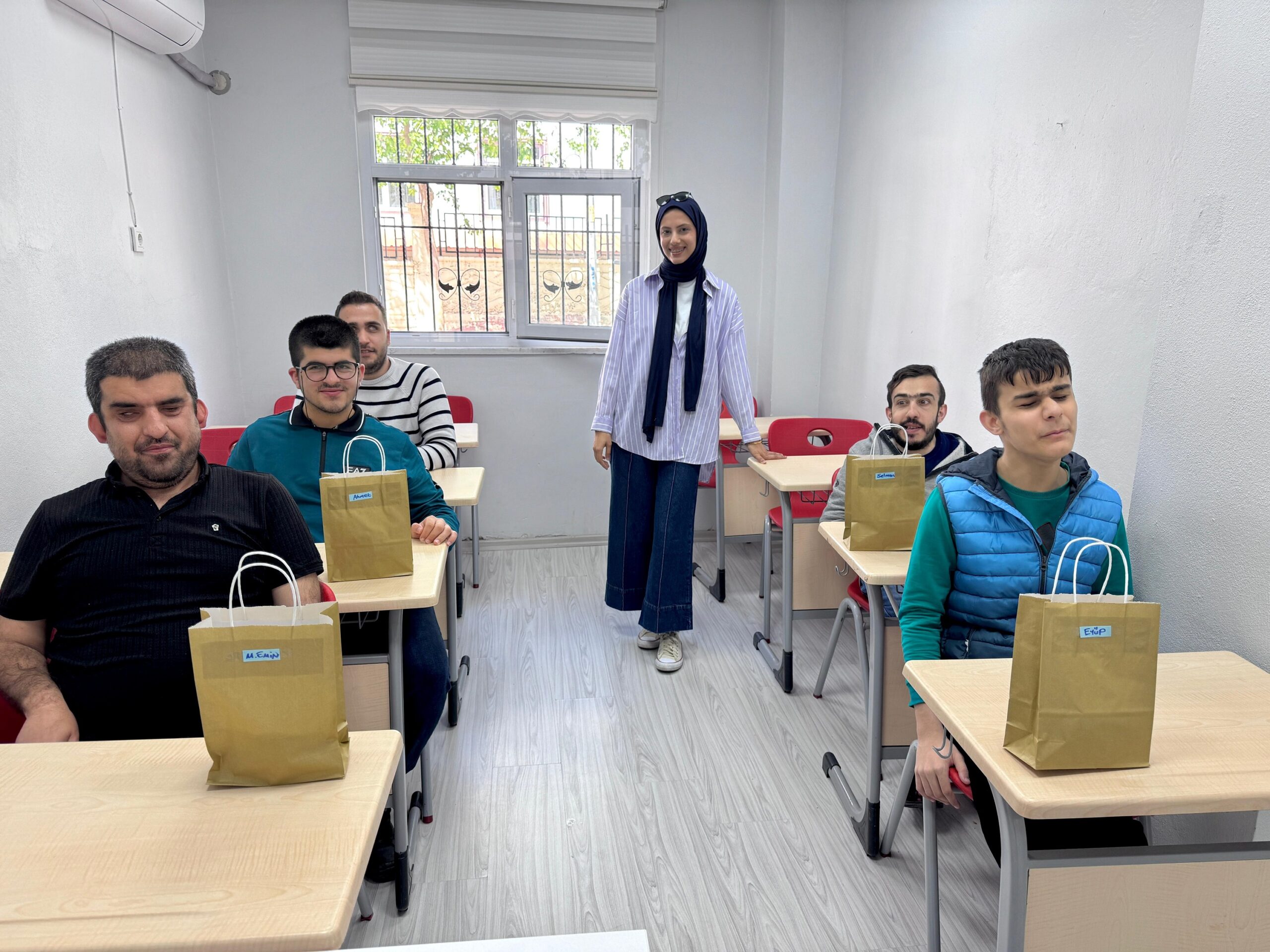 Görme Engelli Gençler İçin Seramik Atölyesi Etkinliği