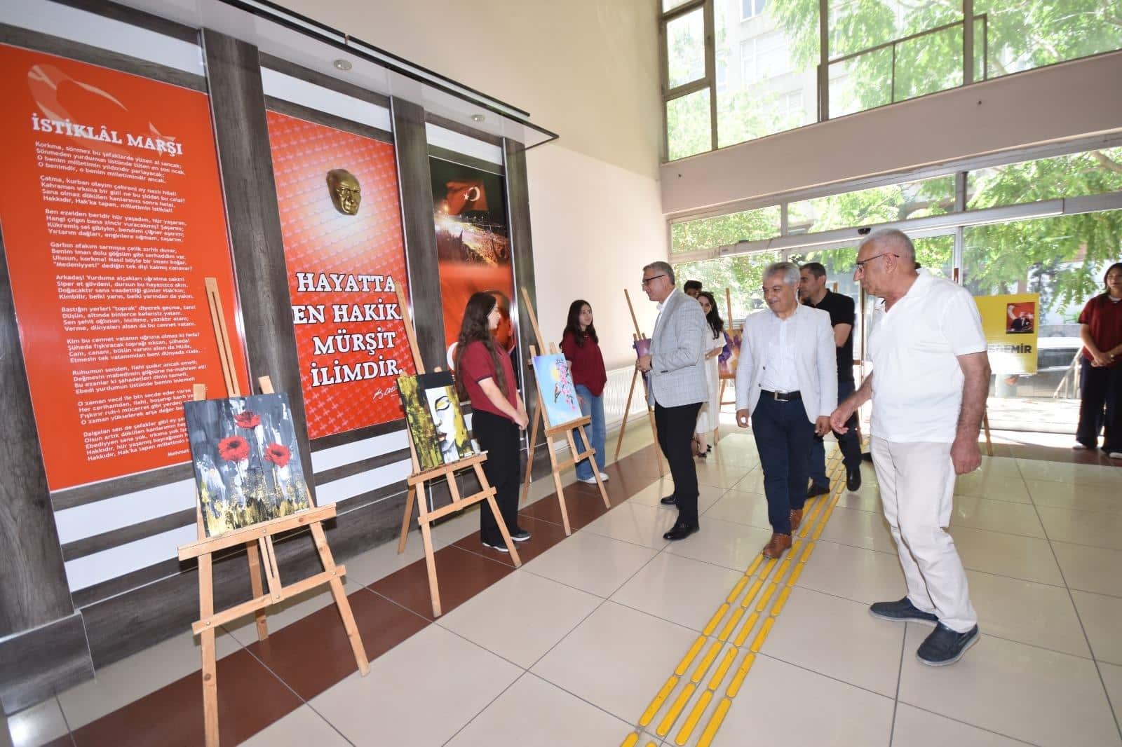 Liseli Öğrencilerden Resim Sergisi