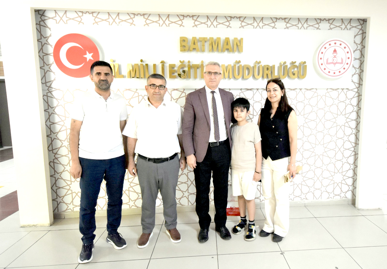 Minik Yazardan Müdür Ciğer’e Kitap Sürprizi