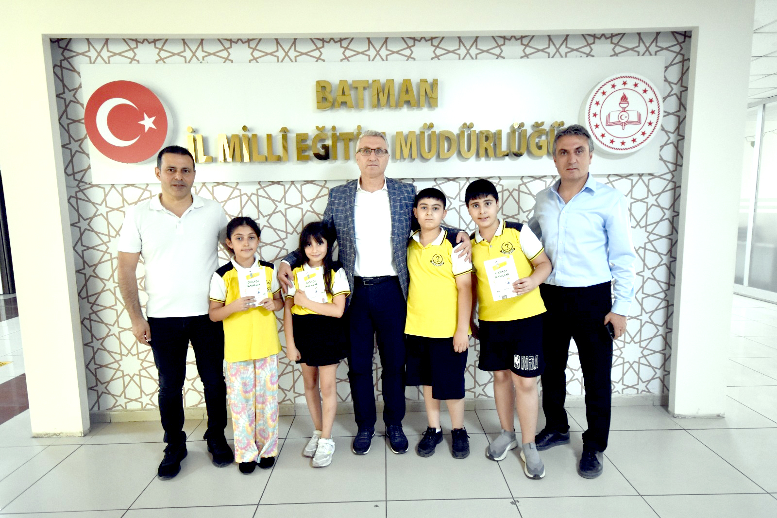 Minik Yazarlar’dan İl Müdürüne Kitap Sürprizi