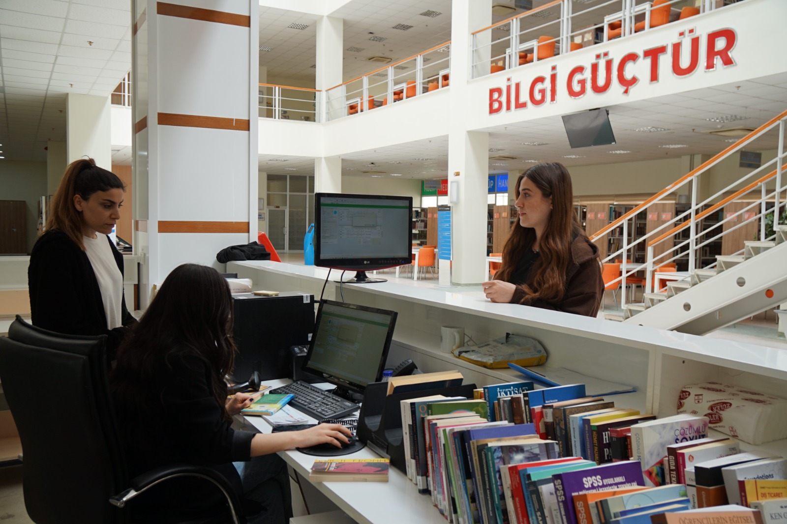 Öğrenciler Hem Okuyor Hem İş Deneyimi Kazanıyor