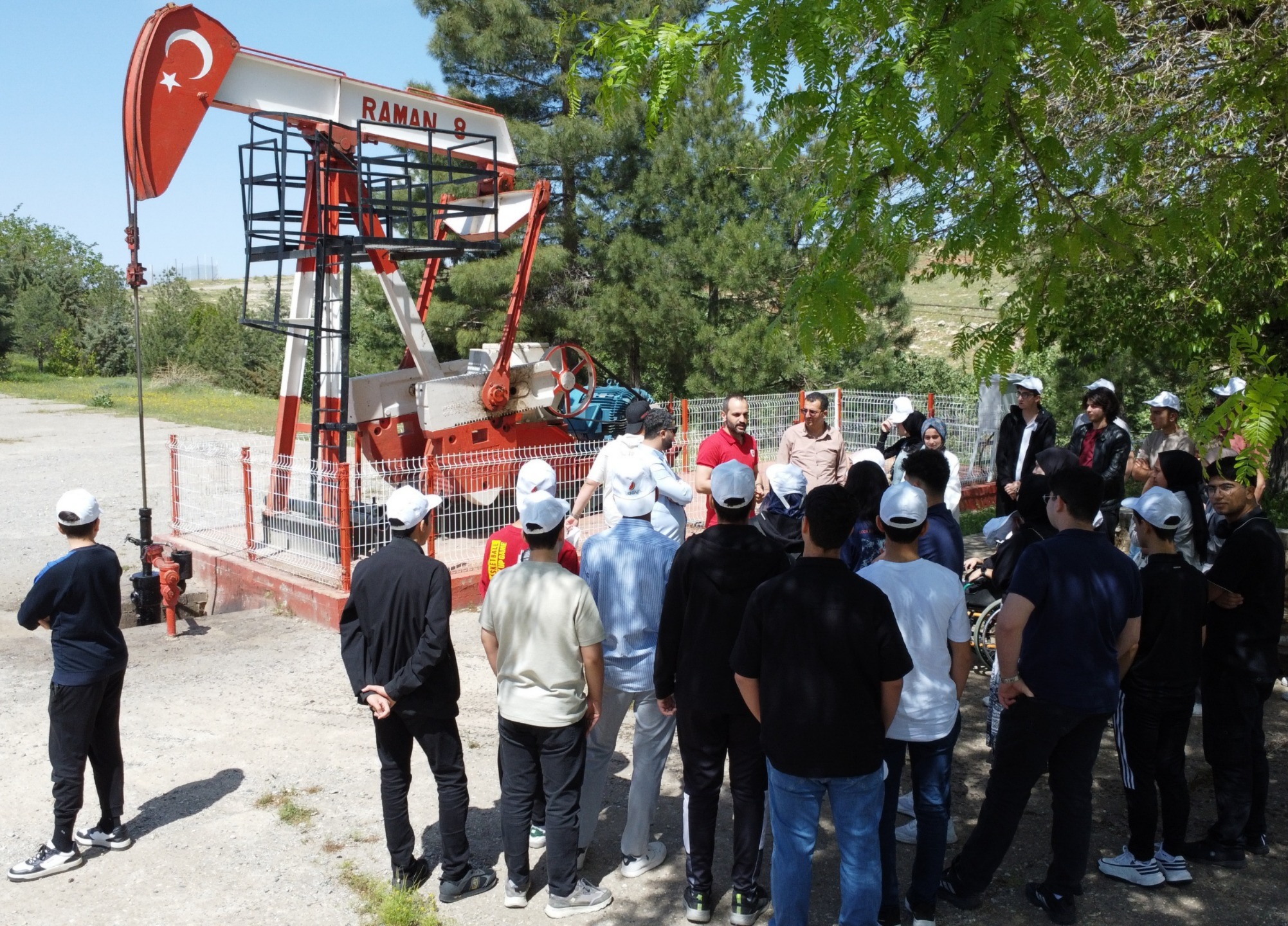 Öğrenciler TPAO Sahasında Petrolü Yerinde Gördü