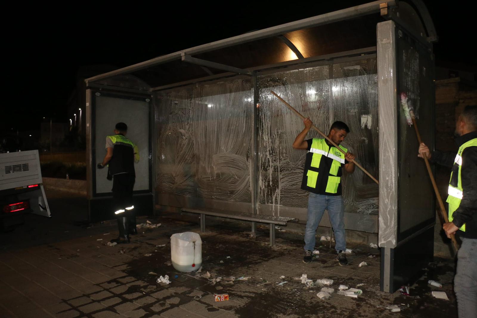 Otobüs Duraklarında Gece Temizliği