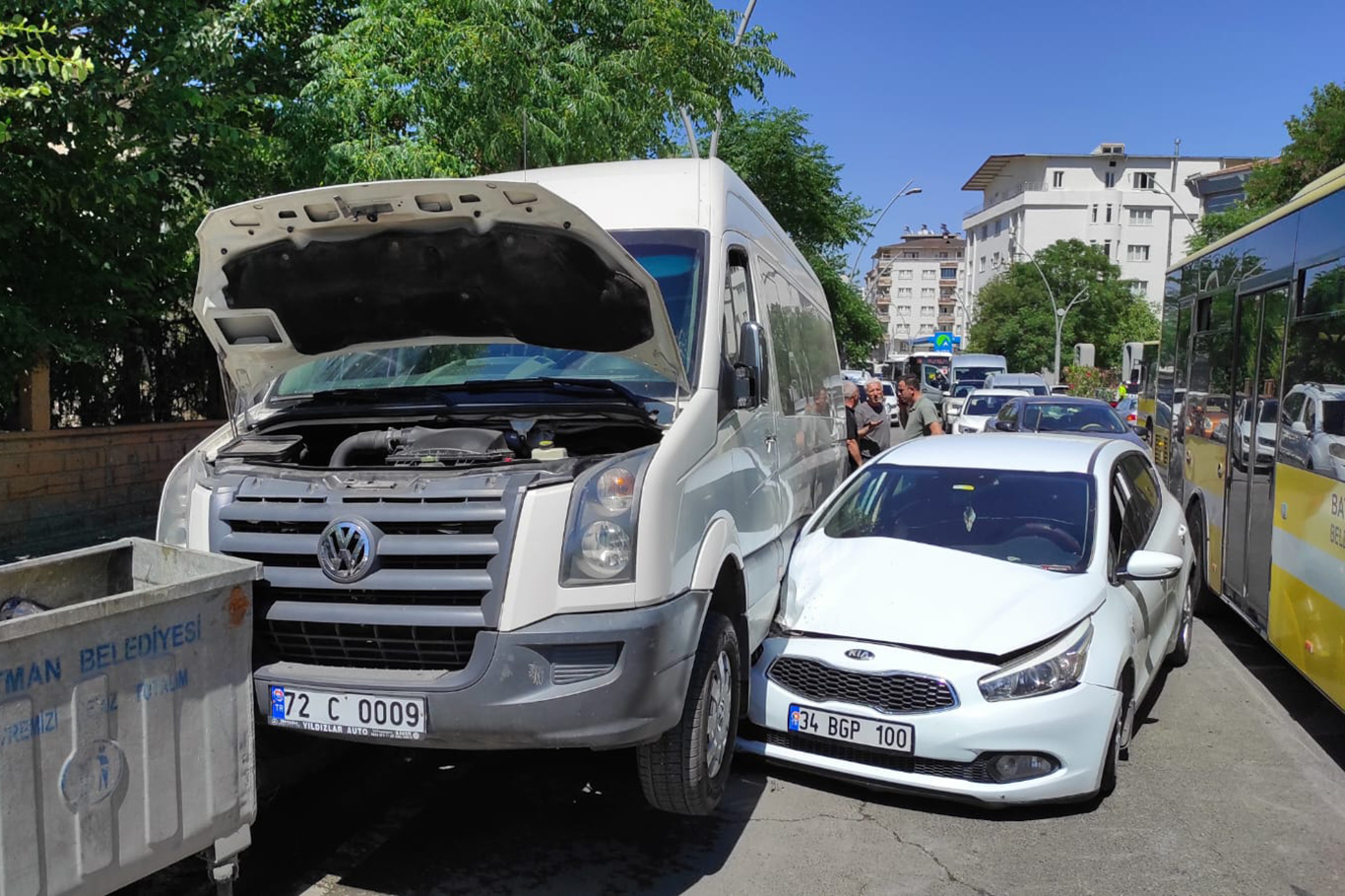 Otomobil Minibüsün Altına Girdi!