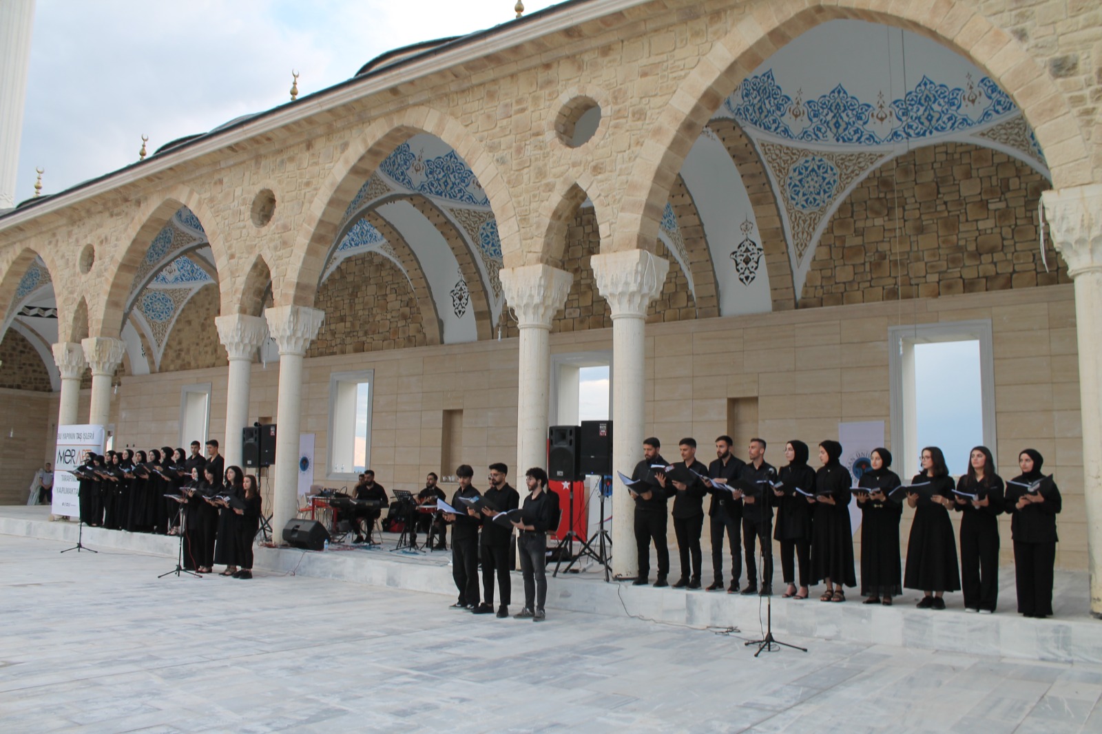 Üniversite Öğrencilerinden Cami Avlusunda İlahi Dinletisi
