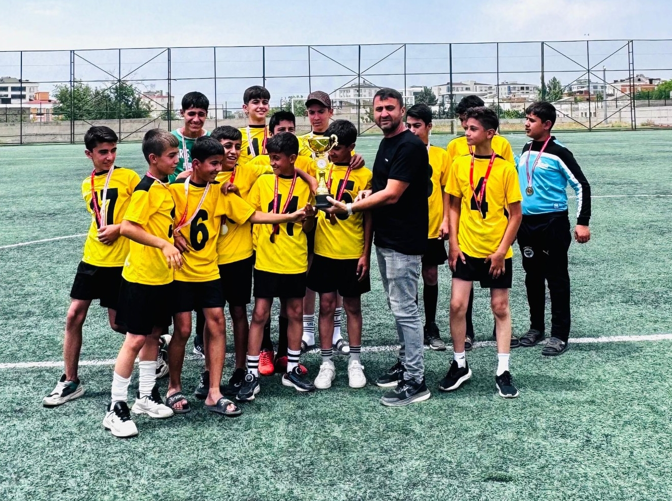 Balpınar Ortaokulu Yıldız Erkeklerde Şampiyon Oldu