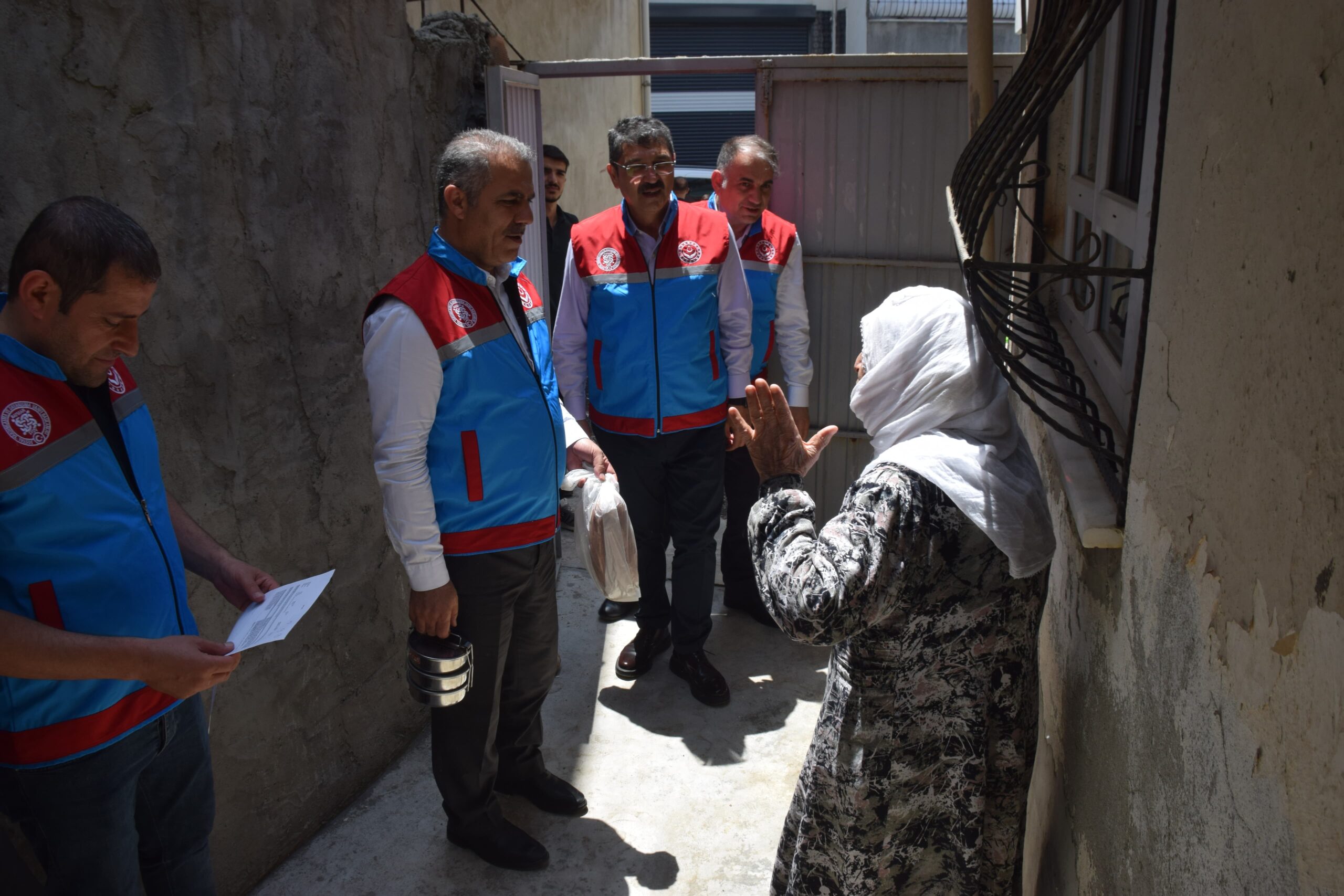 Milletvekili Nasıroğlu, İhtiyaç Sahibi Ailelere Yemek Ulaştırdı