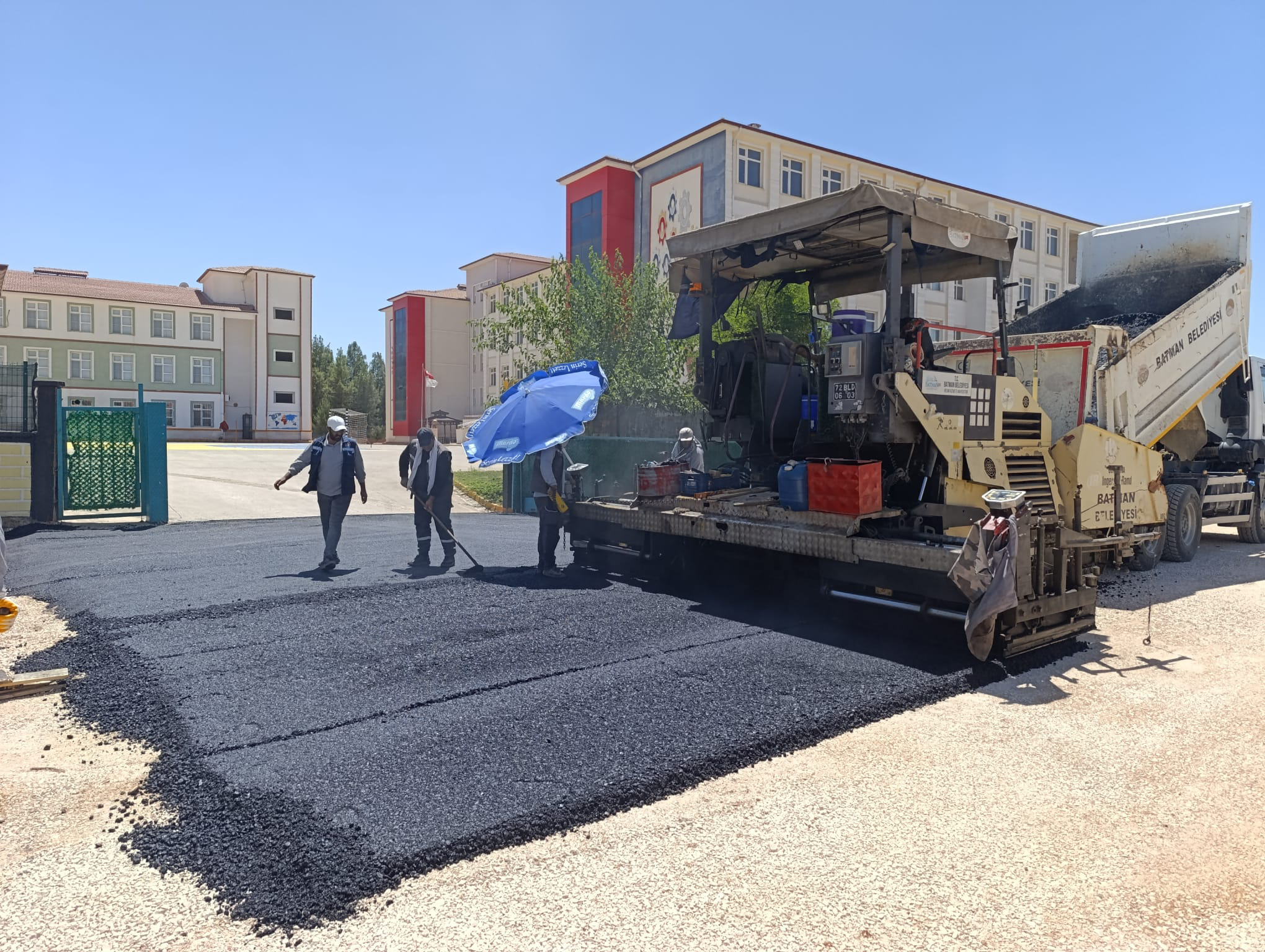 Okul Yollarında Asfalt Çalışması Başladı