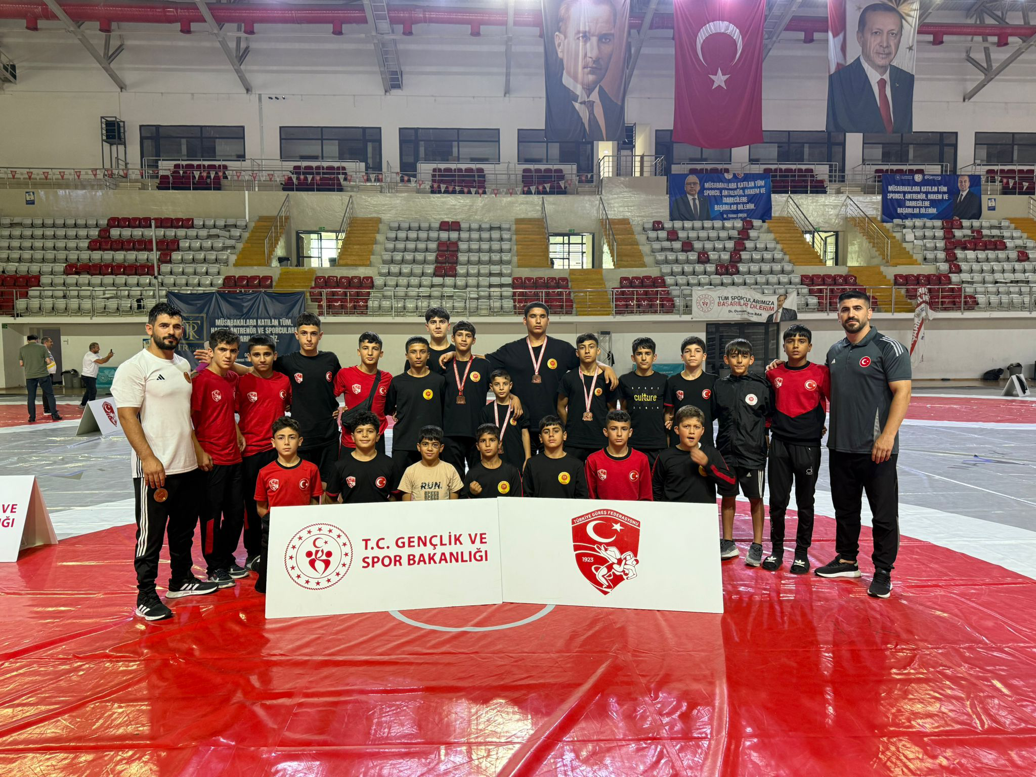 Petrolspor’un Güreşçileri Şampiyonadan Madalyalarla Döndü