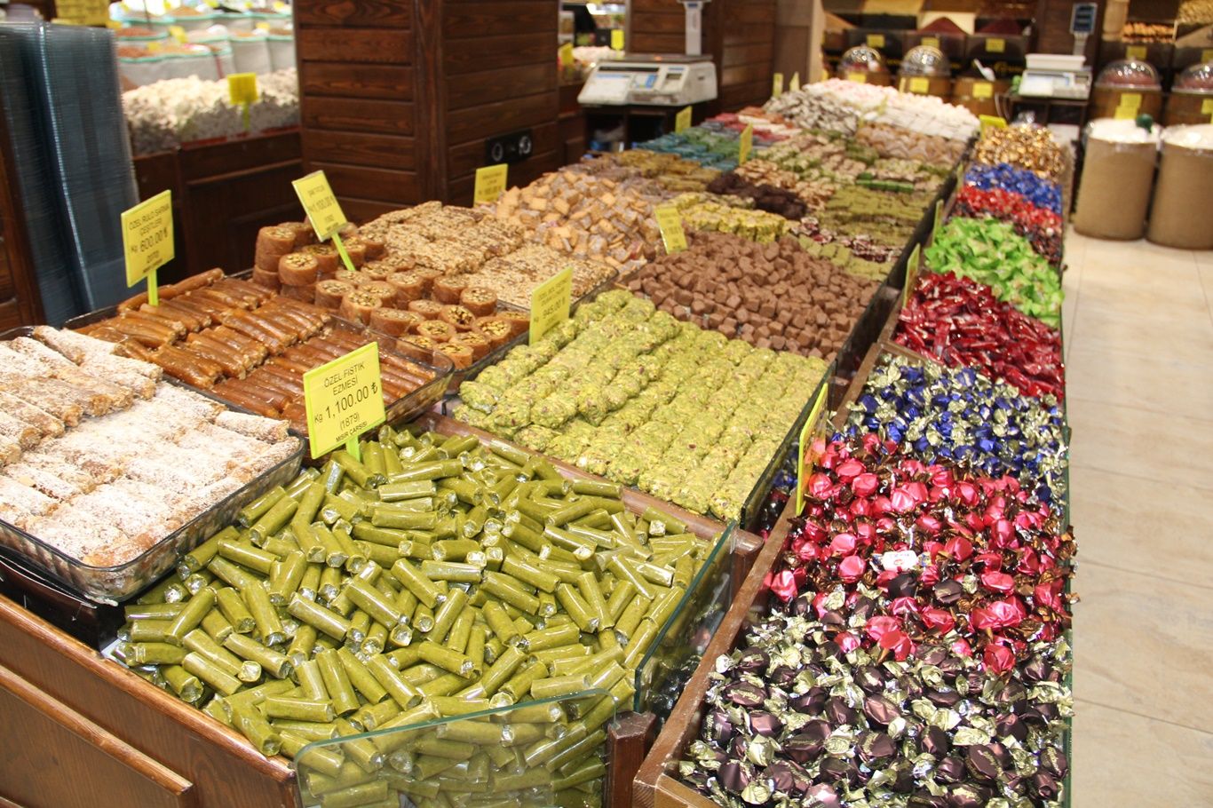 Rengârenk Şekerler Tezgâhları Süslemeye Başladı