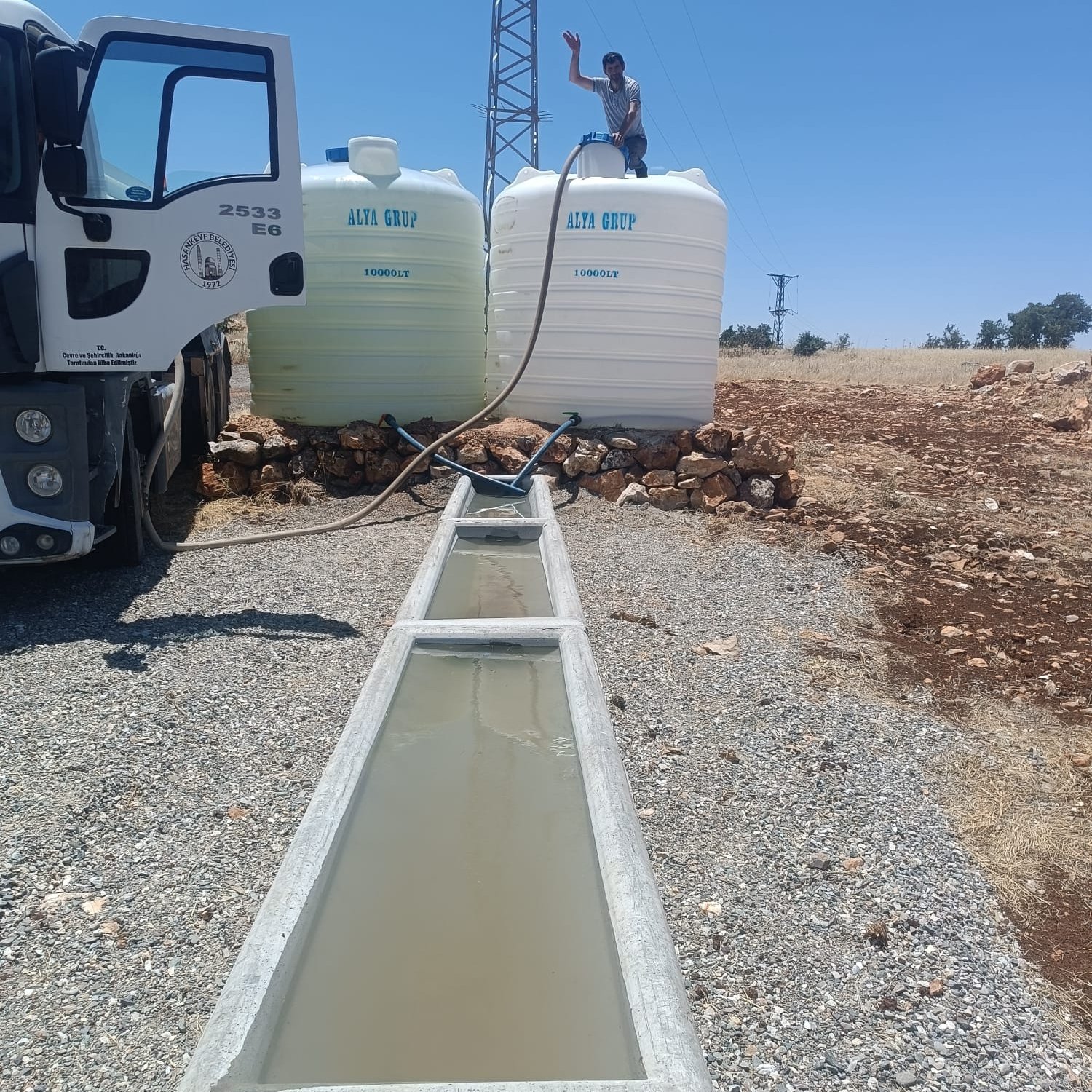 Uzundere Köyü’ne Hayvanlar İçin 20 Tonluk Temiz Su Desteği