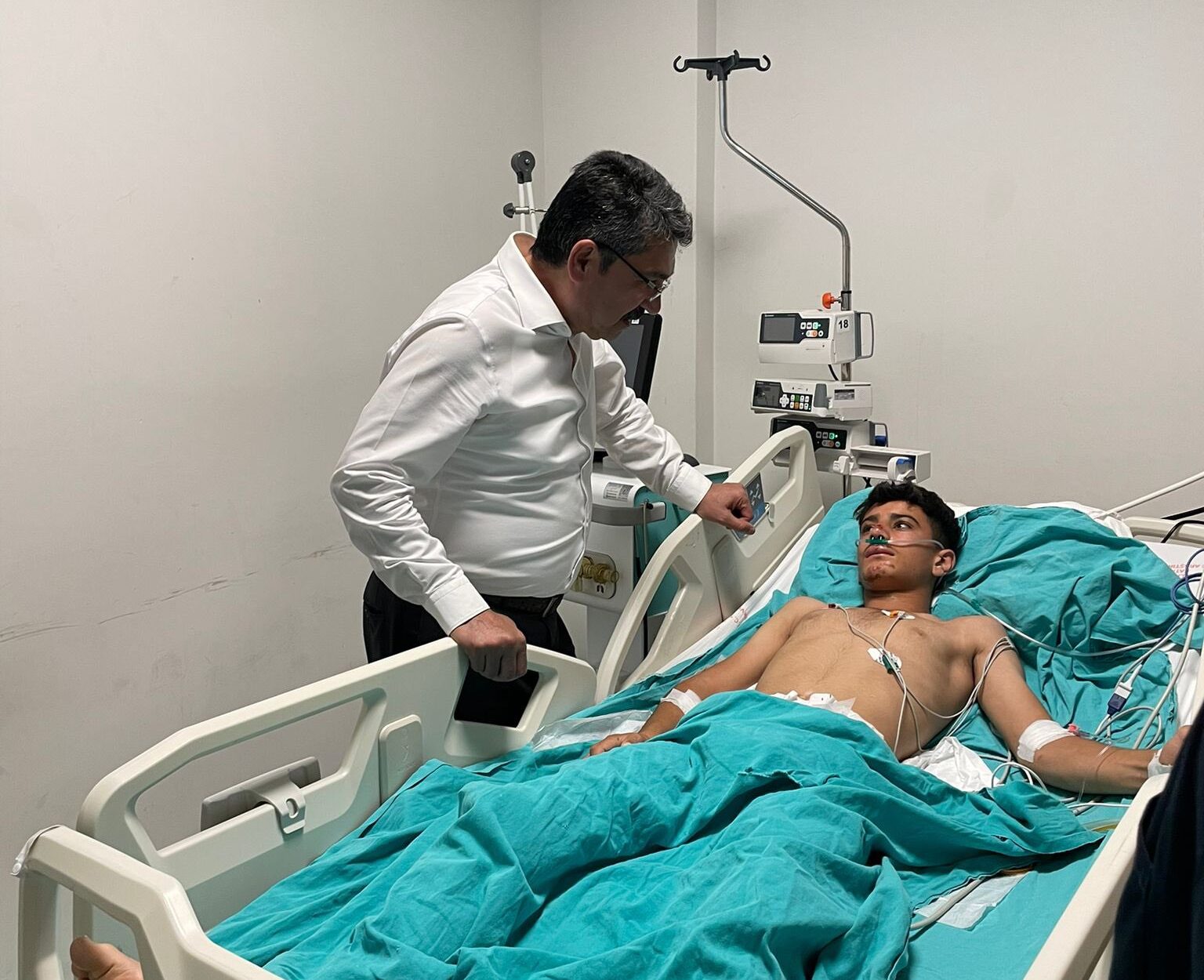 AK Parti Heyeti, Yaralıları Ziyaret Etti