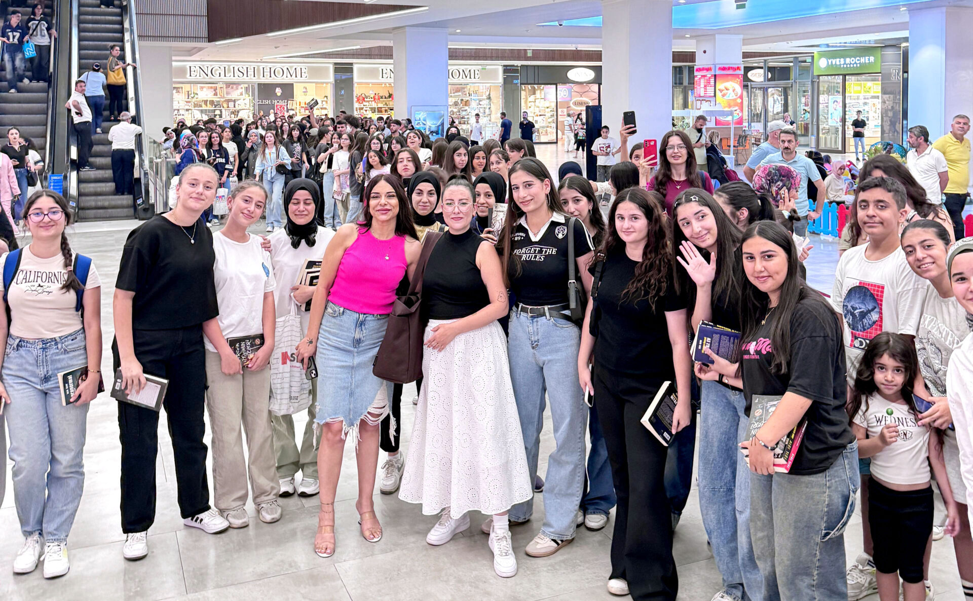 Işıl Işık İmza Günü Yoğun İlgi Gördü