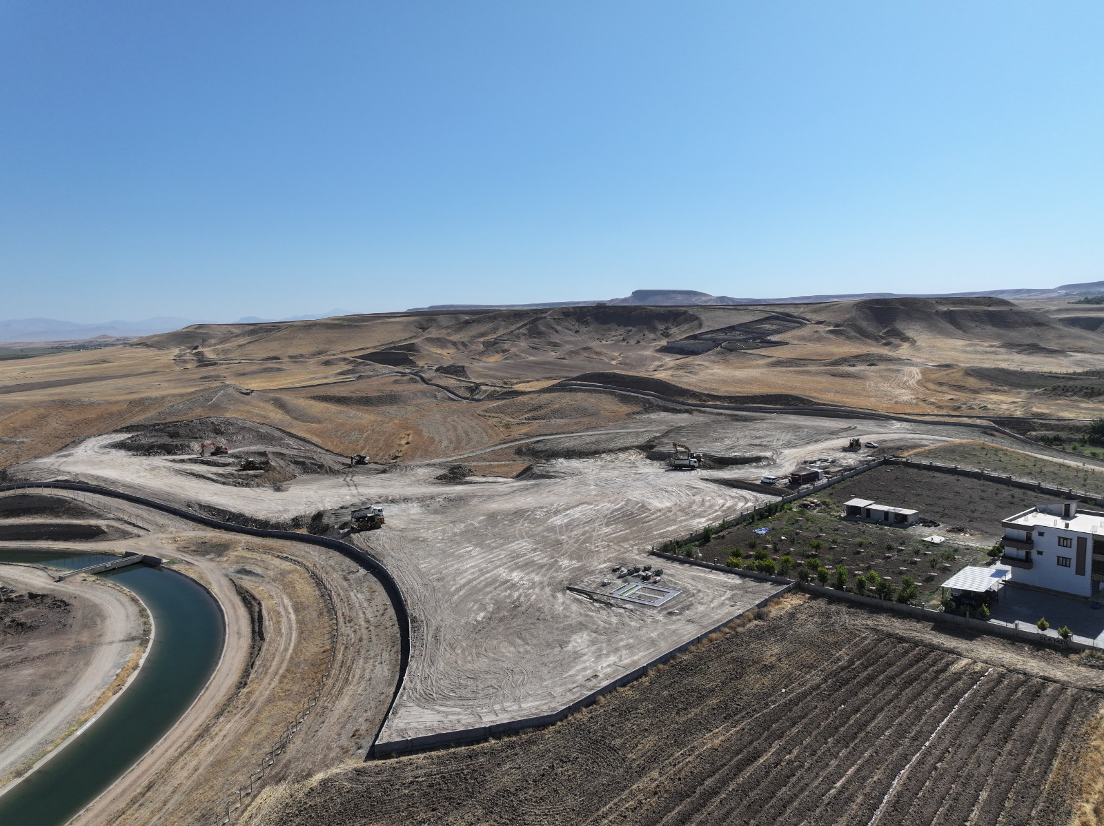 Kent Mezarlığı’nda Örnek Aile Mezarlığı İnşaatı Devam Ediyor