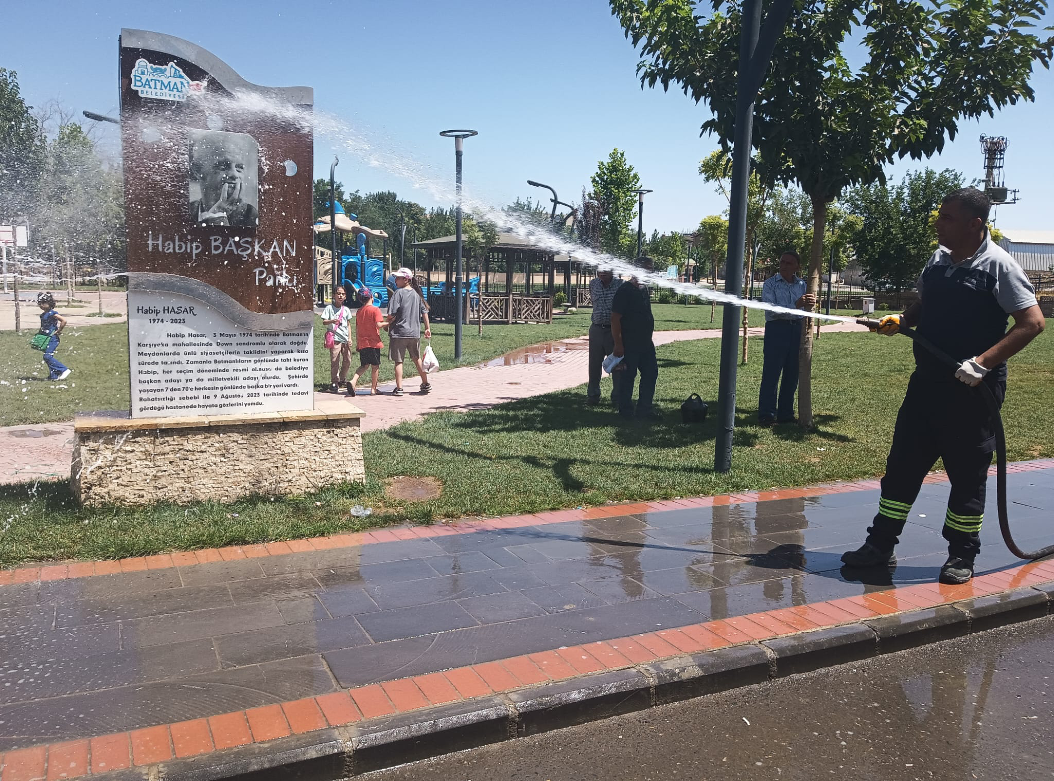 Parklarda Temizlik Çalışmaları Sürüyor