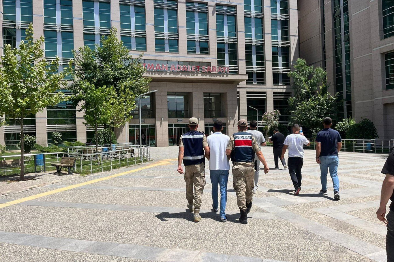 Silahla Yağma Suçundan Aranan Şahıs Tutuklandı