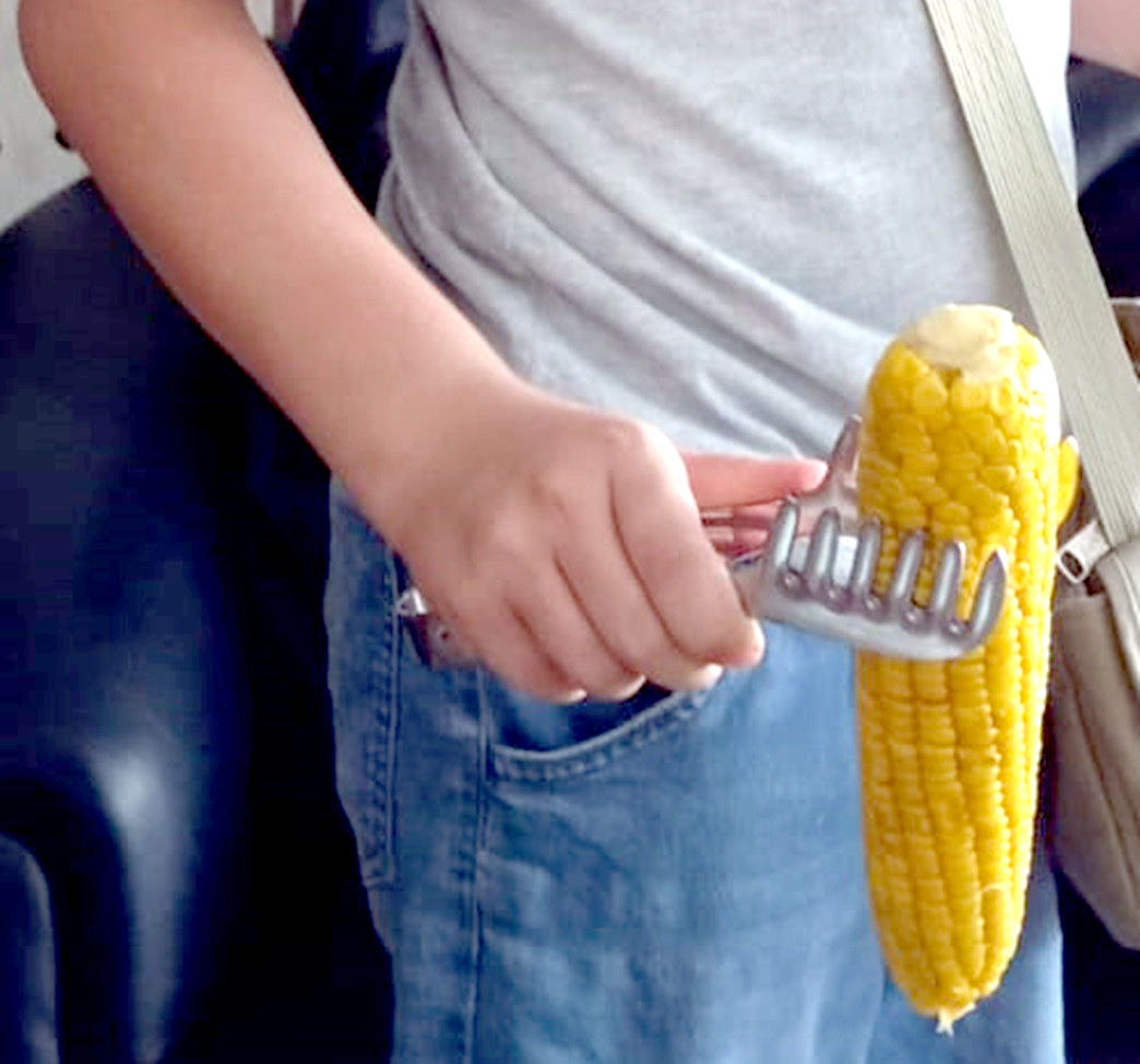 11. Sınıf Öğrencisi Eren Sönmez, Mısır Satarak Okul Harçlığını Kazanıyor