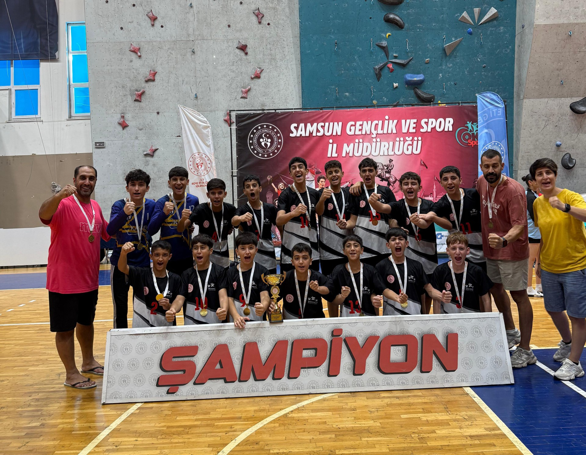 Hentbol Erkek Takımı Türkiye Şampiyonu Oldu