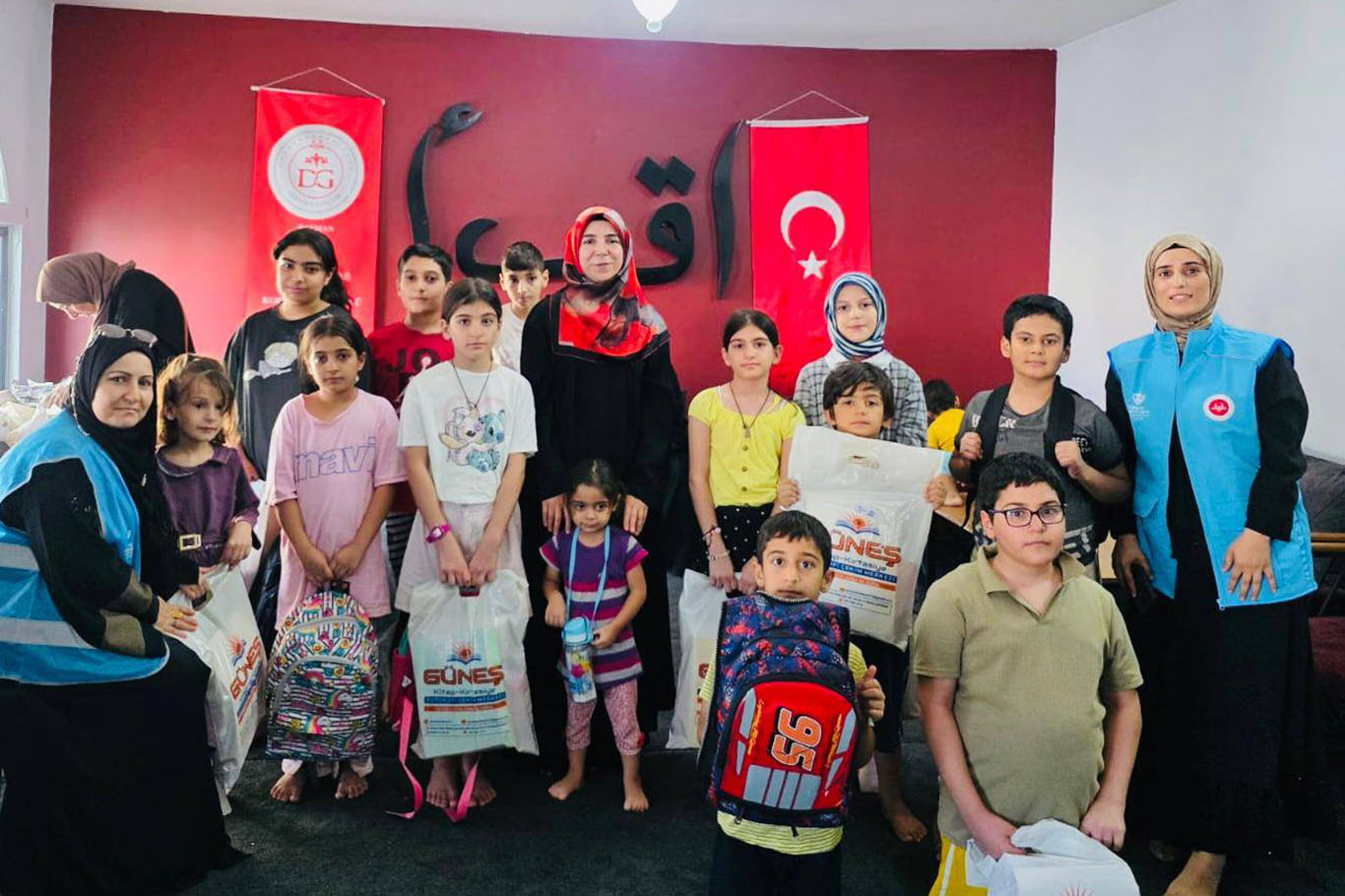 Gönüllülerden Çocuklara Kırtasiye Hediyesi