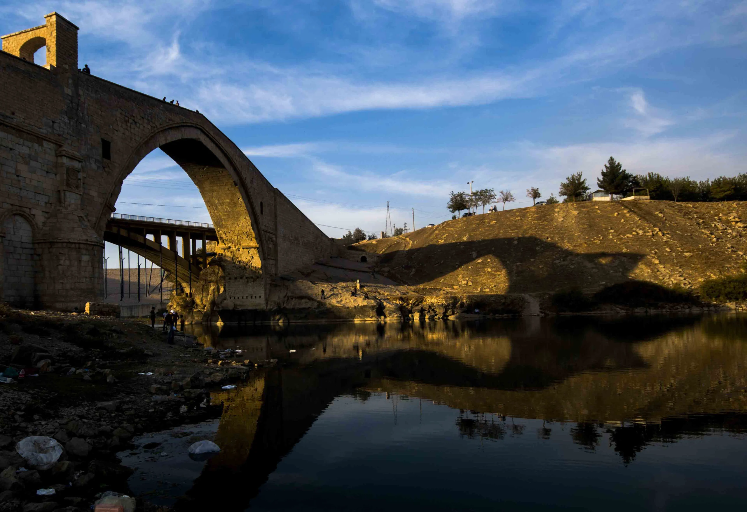 Malabadi Köprüsü Gölgesinde Batman Silueti