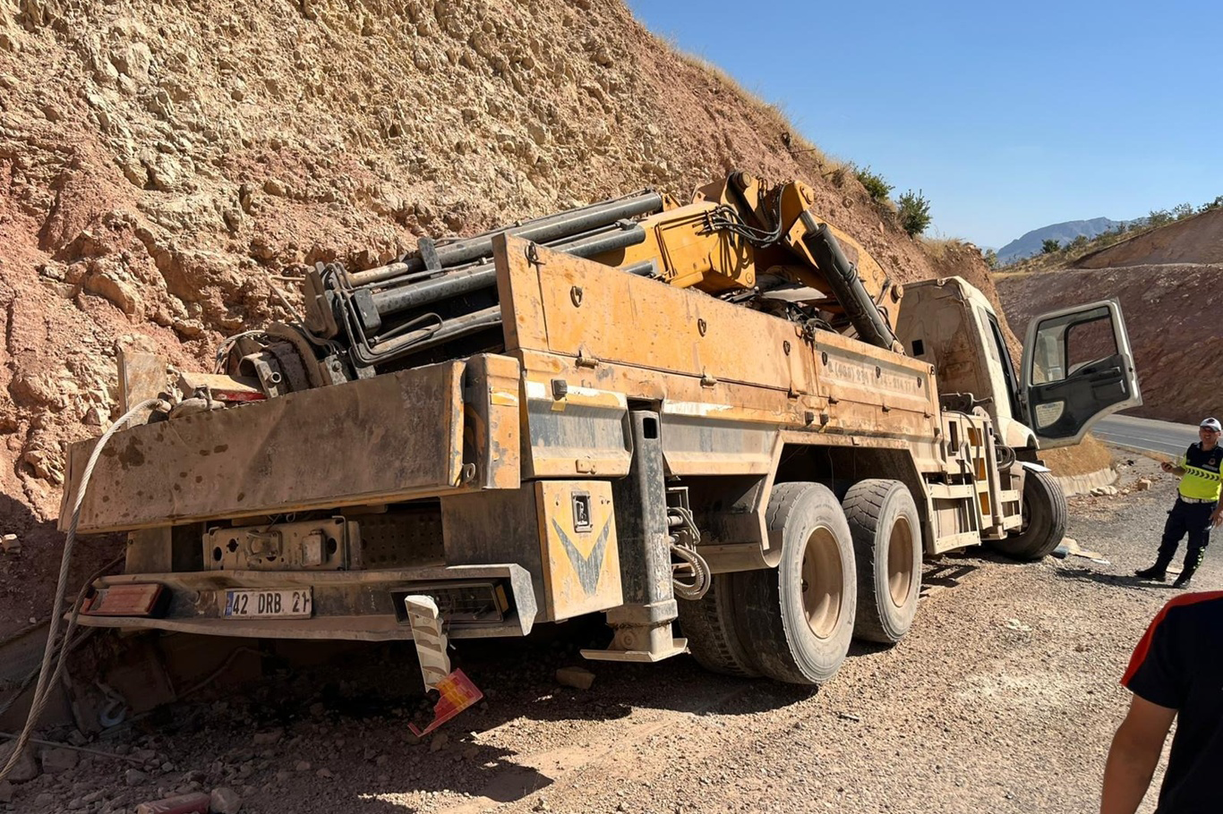 Siirt’te Freni Patlayan Vinç Kayalıklara Çarptı: 2 Yaralı