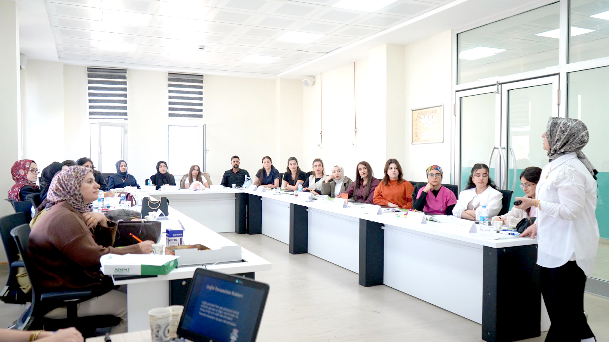 Sağlık Personeline Üreme Sağlığı Eğitimi Veriliyor