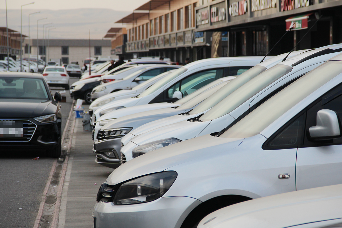 Araç Piyasasında Durgunluk Derinleşiyor