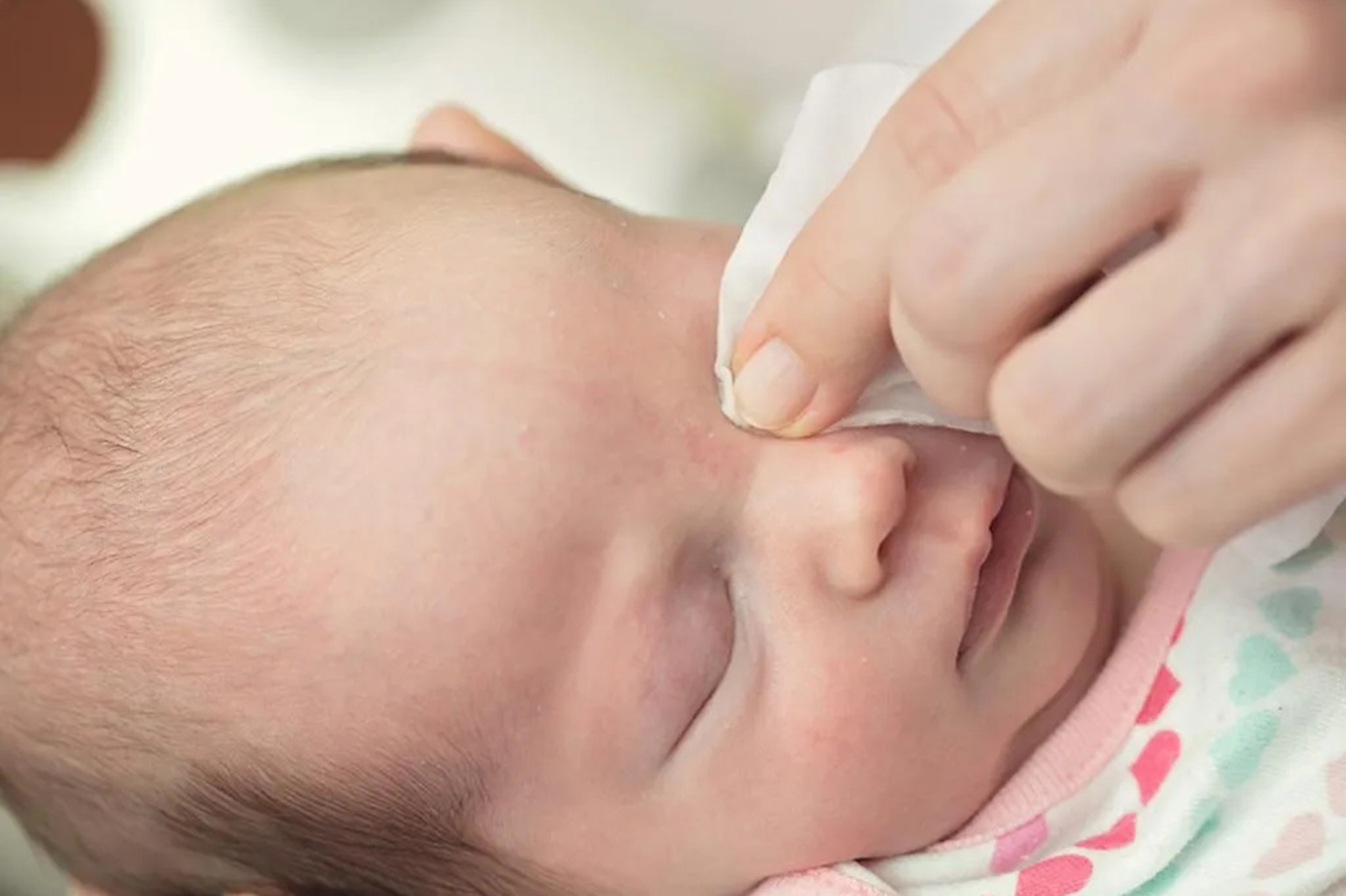Bebek ve Çocuklarda Göz Sulanması: Nedenleri ve Tedavi Yöntemleri