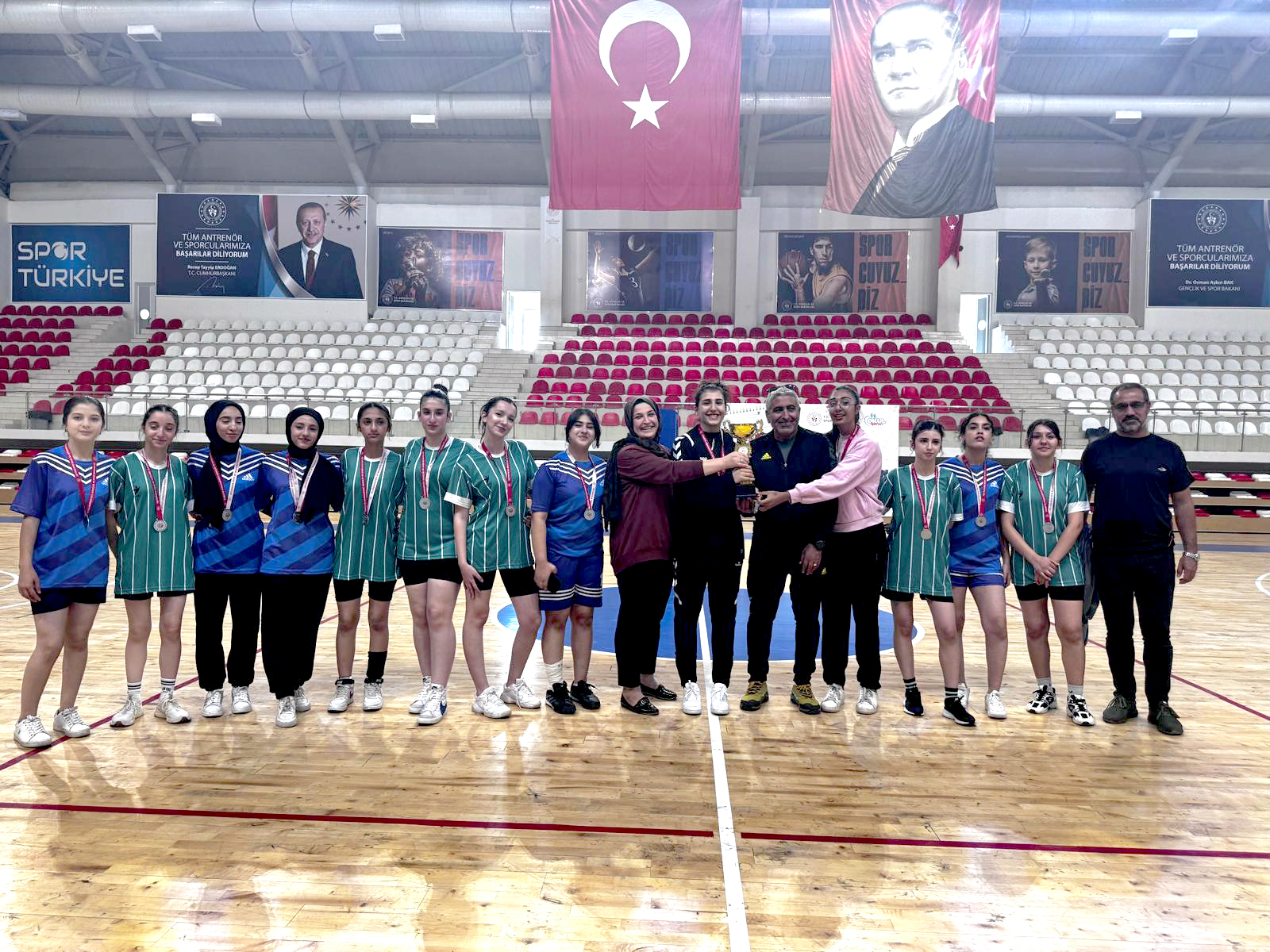 Hentbol Genç Kızlarda Şampiyon İbn-i Sina MTAL