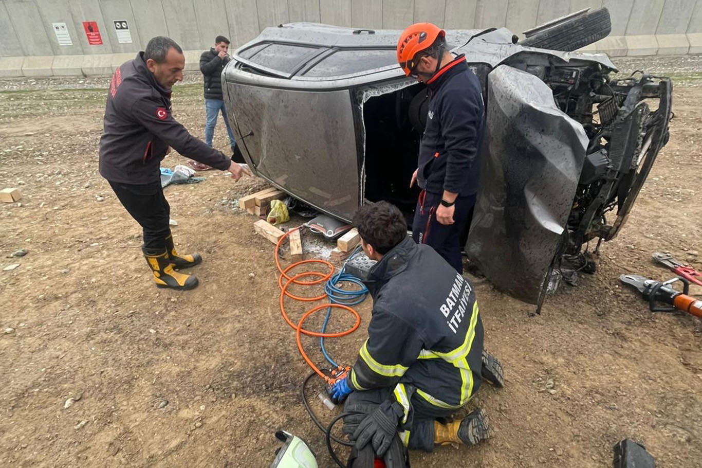 Kontrolden Çıkan Araç Şarampole Yuvarlandı: 2 Yaralı