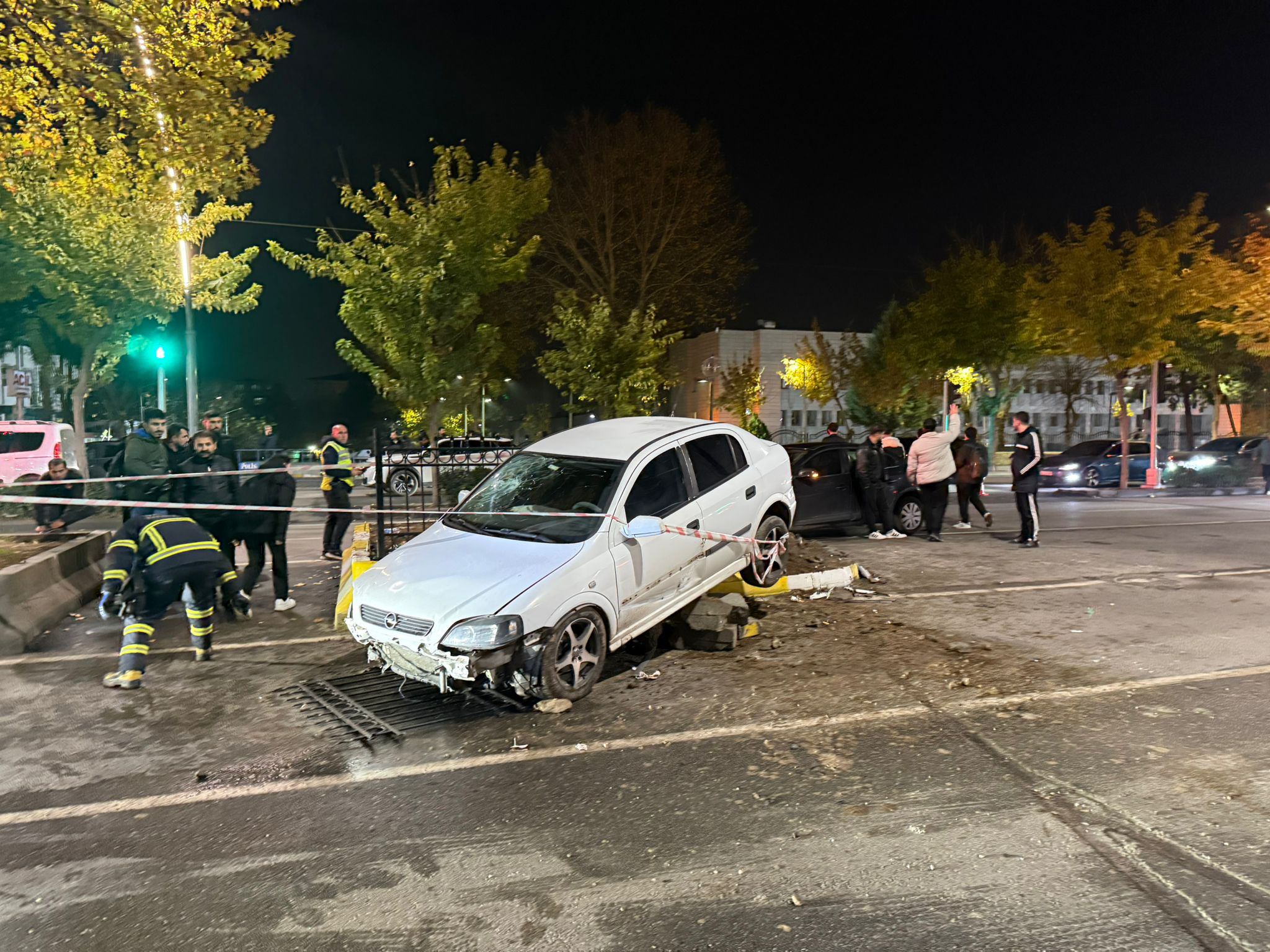 Otomobil Refüje Çıktı: İki Kişi Yaralandı