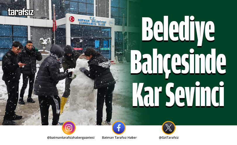 Belediye Bahçesinde Kar Sevinci