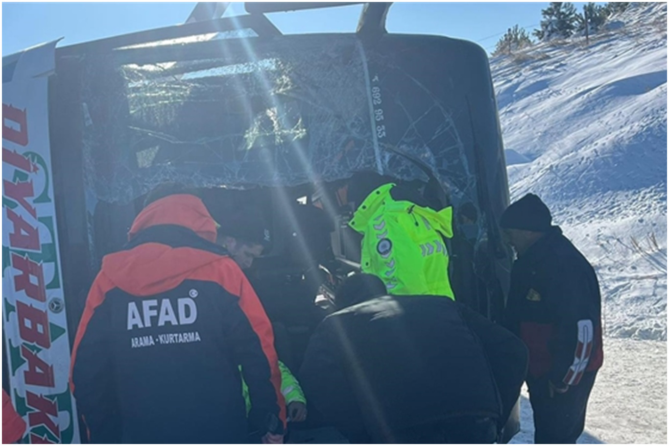 Kars’ta Yolcu Otobüsü Devrildi: 17 Yaralı