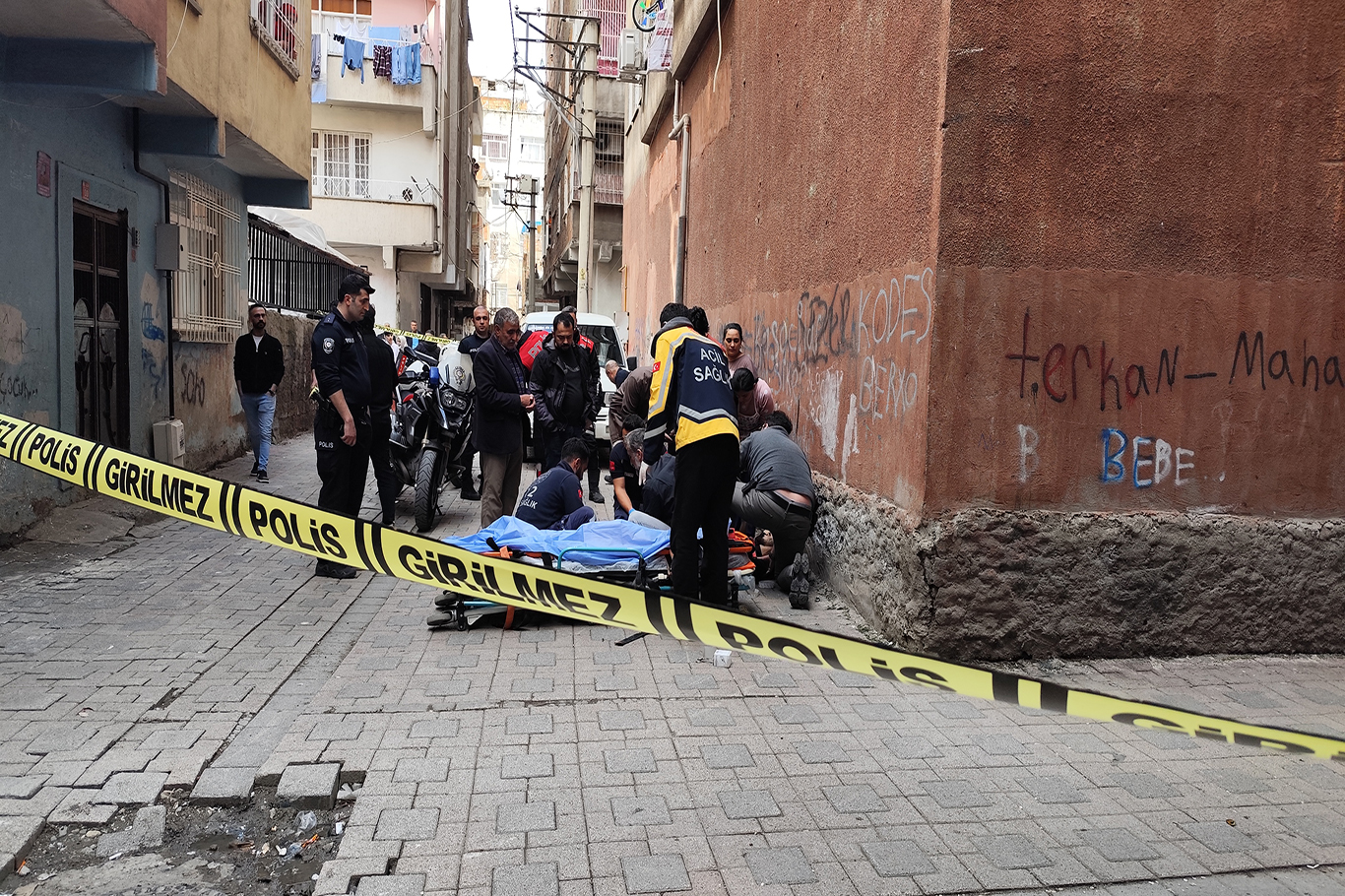 DİYARBAKIR BAĞLAR’DA SİLAHLI SALDIRI: SOKAK ORTASINDA ATEŞ AÇTILAR!