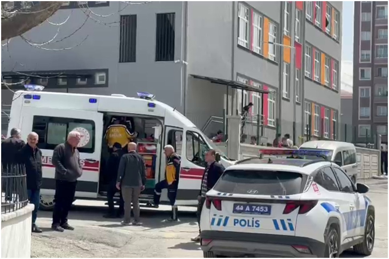 Okul Çıkışında Bıçaklı Dehşet: Öğrenciler Birbirine Girdi!