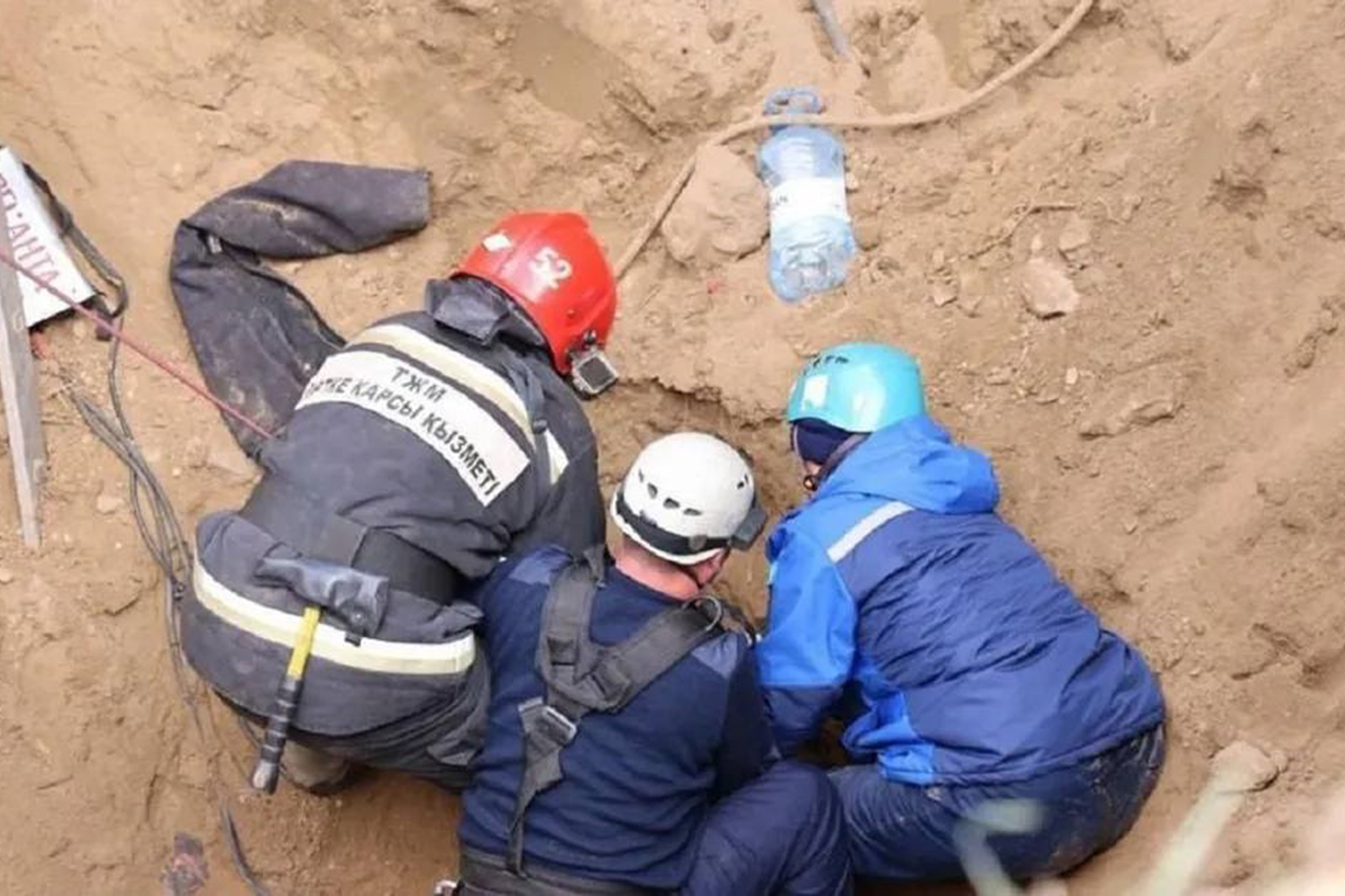 Pavlodar’da Su Borusu Hattında Göçük: 5 İşçi Toprak Altında Kaldı
