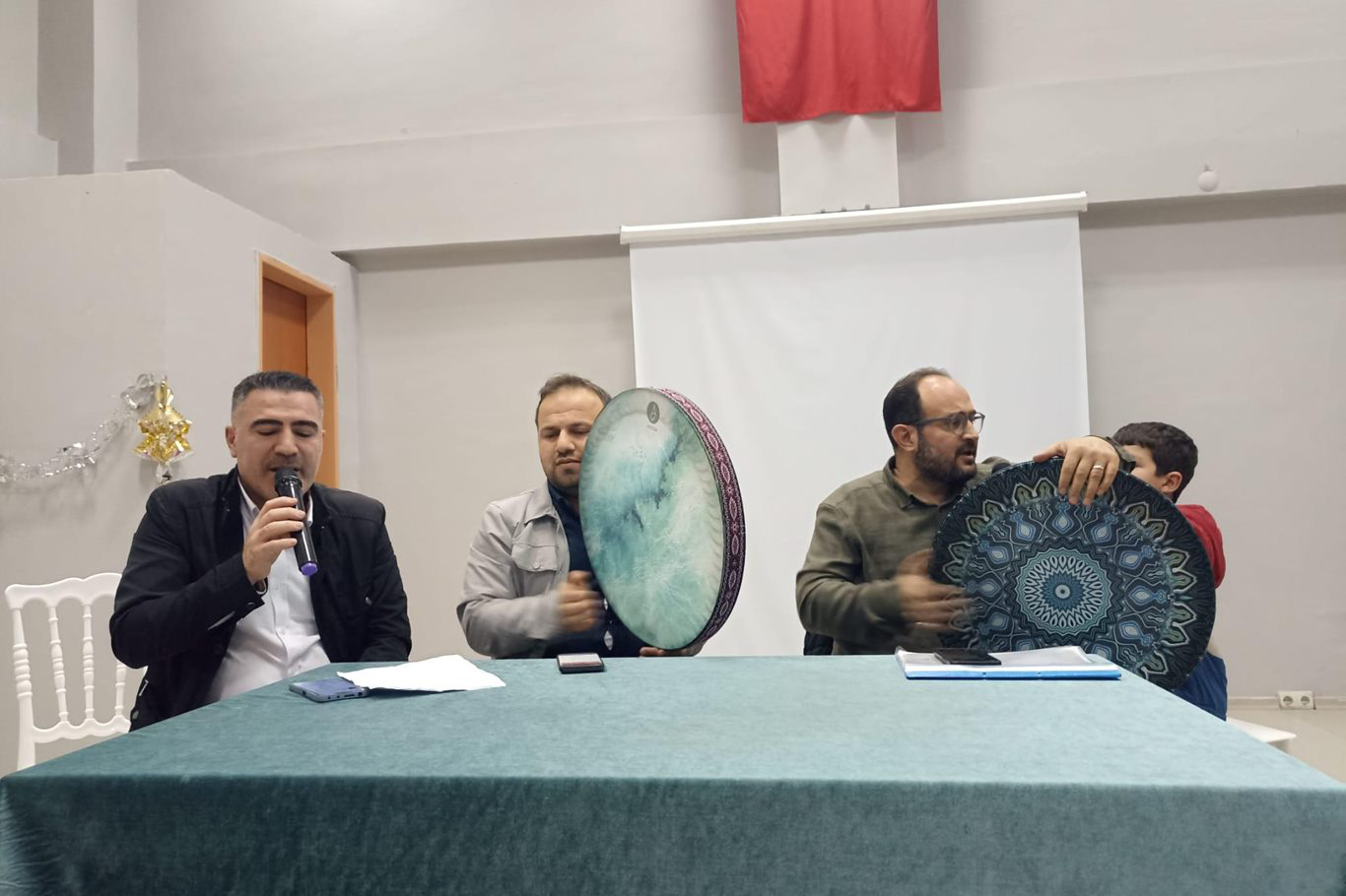 SİİRT’TE GÖNÜL PASI SİLİNDİ: İLAHİ DİNLETİSİNDE DUYGU DOLU ANLAR!