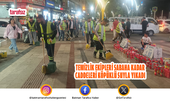 Temizlik Ekipleri Sabaha Kadar Caddeleri Köpüklü Suyla Yıkadı