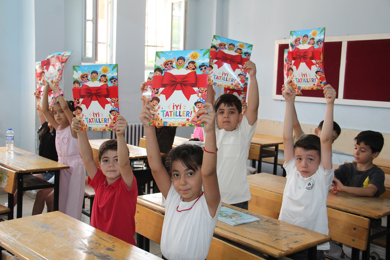 183 BİN ÖĞRENCİ KARNE SEVİNCİ YAŞADI