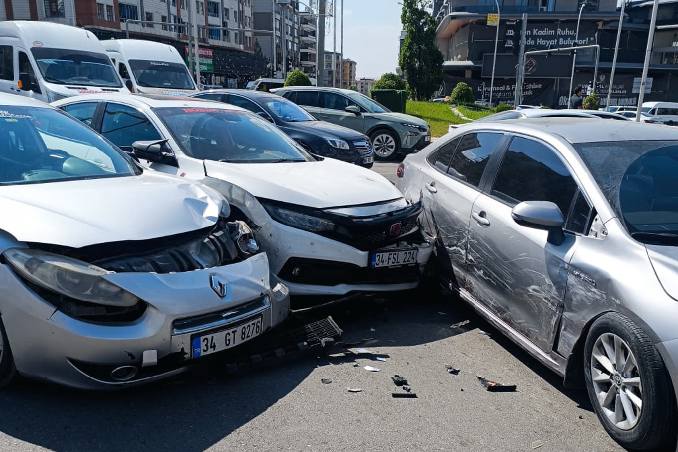 Gültepe Kavşağı’nda 3 Otomobil Çarpıştı!