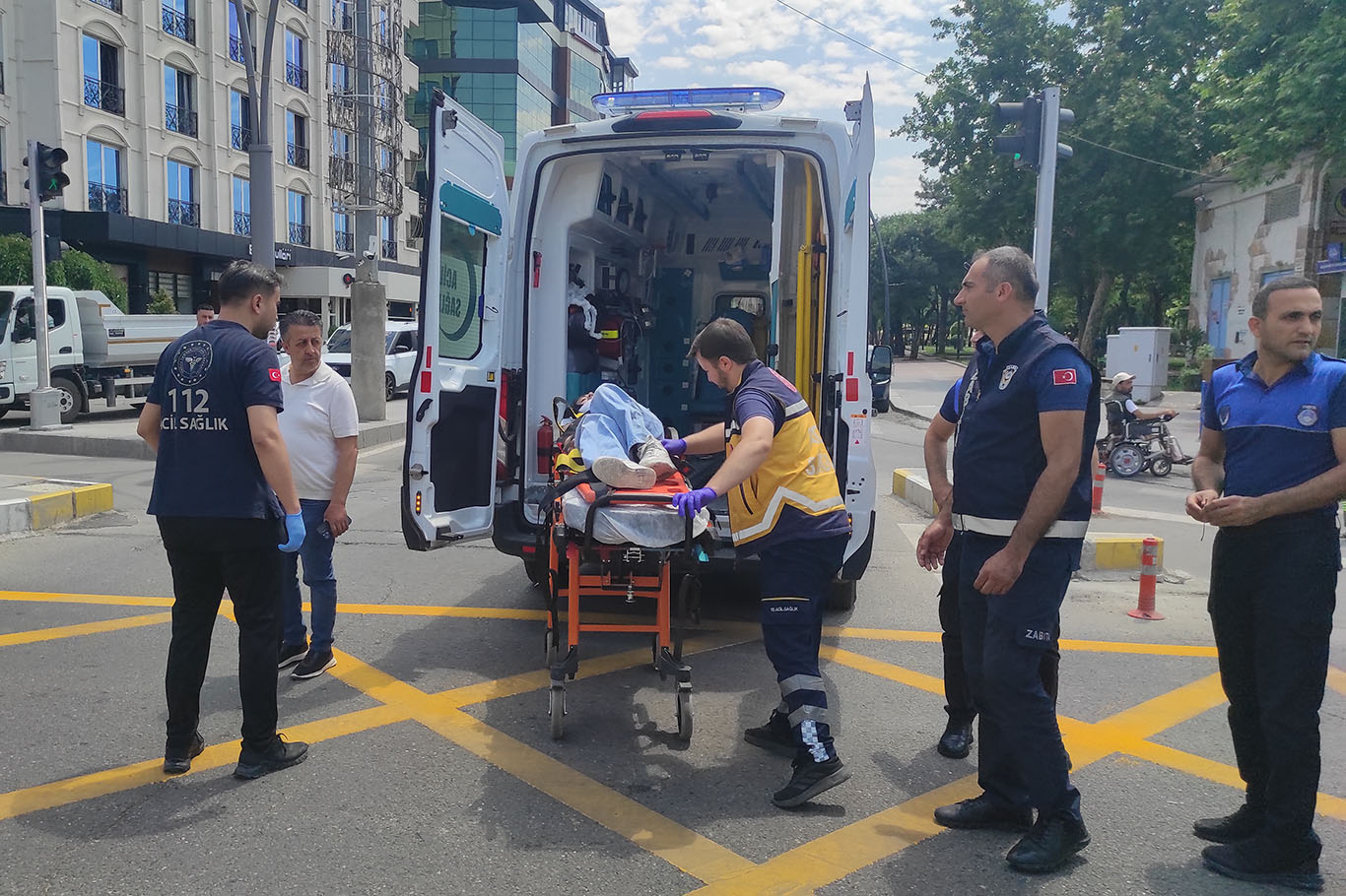 Karşıya Geçmek İsteyen Genç Kıza Motosiklet Çarptı