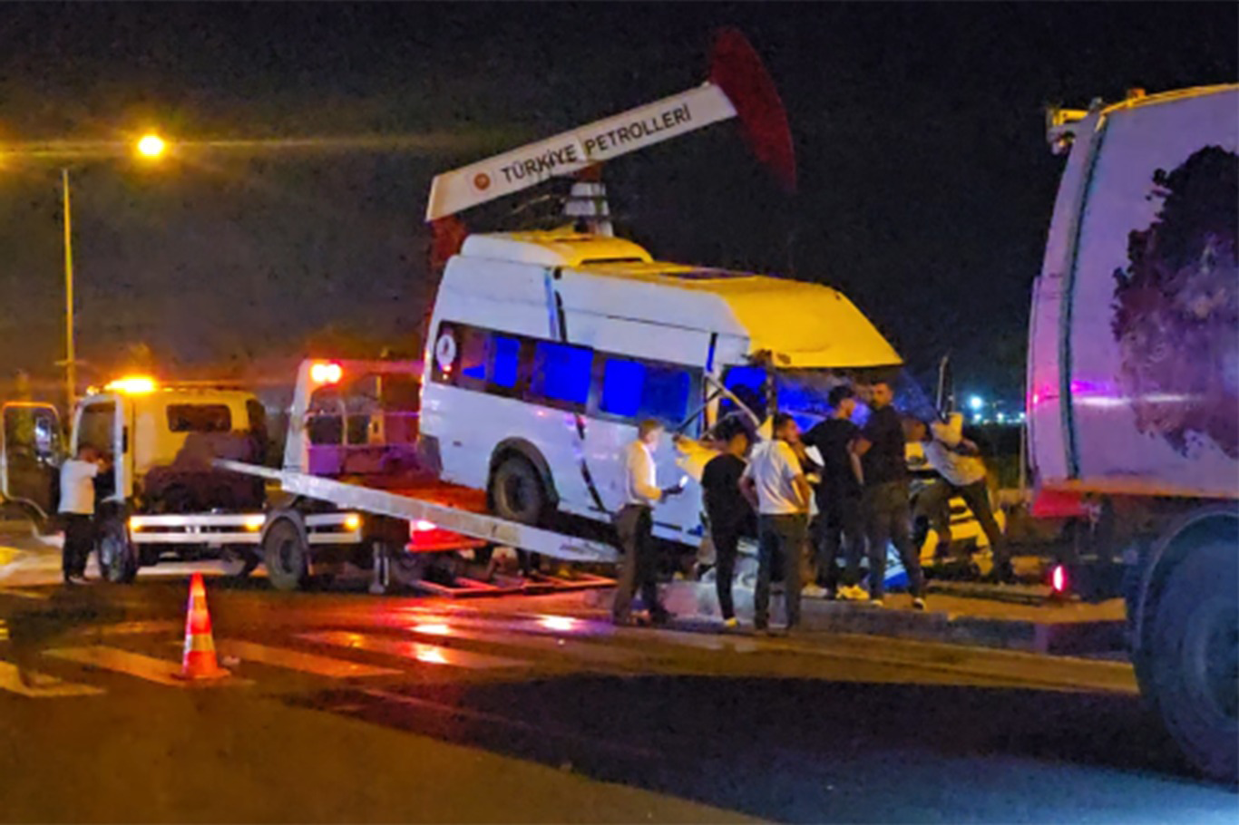 Minibüs ile Çöp Kamyonu Çarpıştı: 1 Yaralı