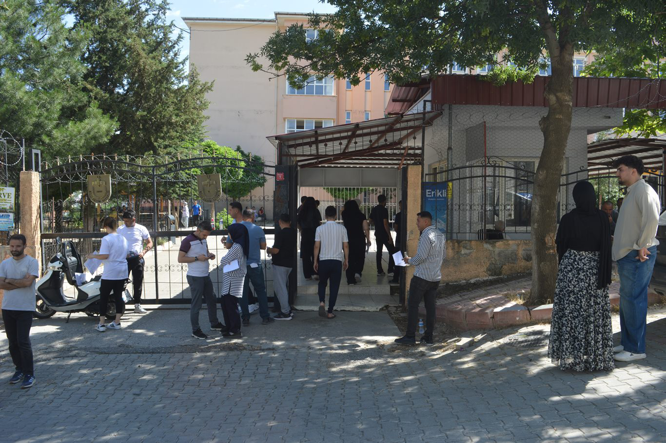 Siirt’te YKS’de Zamanla Yarış! Son Dakikada Sınav Kapısına Koşanlar Nefes Kesti
