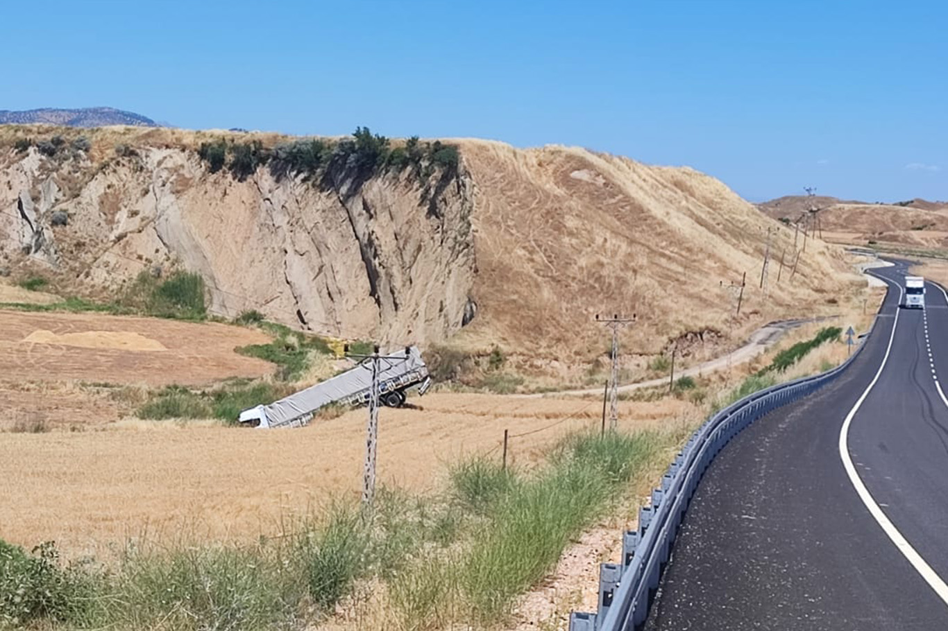 TIR SULAMA KANALINA UÇTU: 2 YARALI
