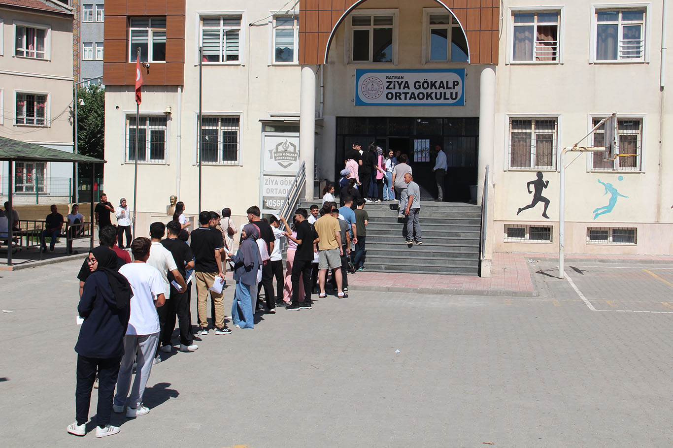 YKS Maratonu Başladı: 46 Bin Aday Geleceği İçin Ter Dökecek!