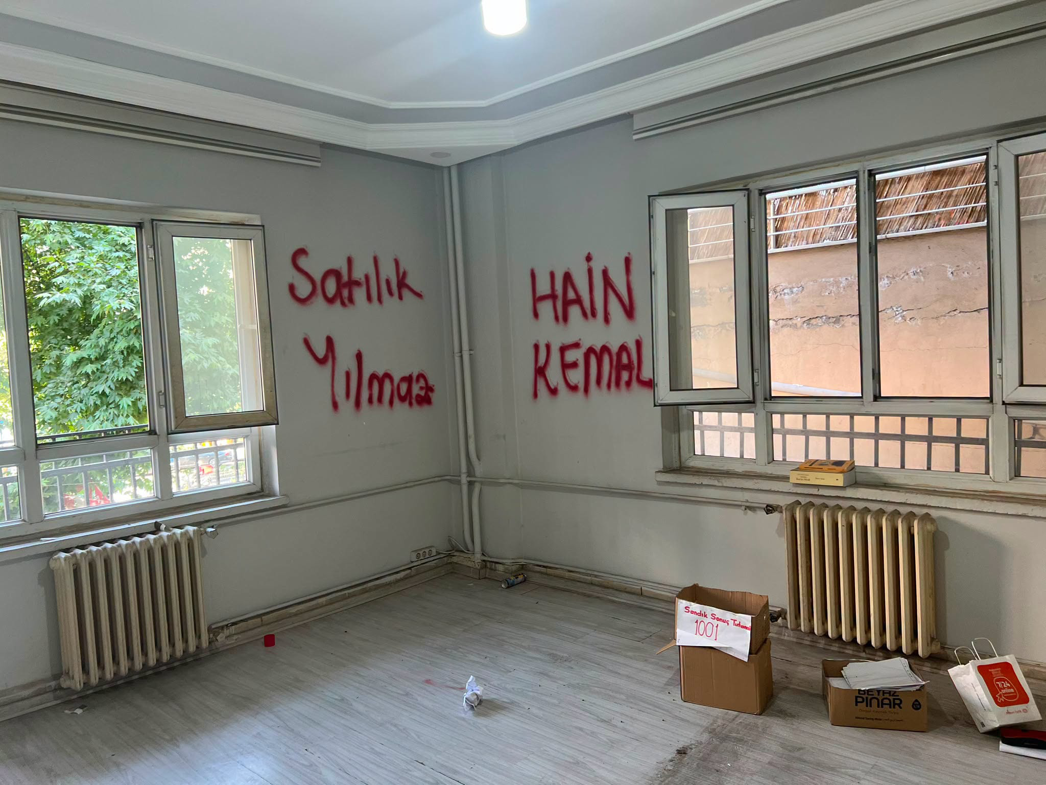 CHP BATMAN İL BİNASINDA TARTIŞMA YARATAN GÖRÜNTÜLER