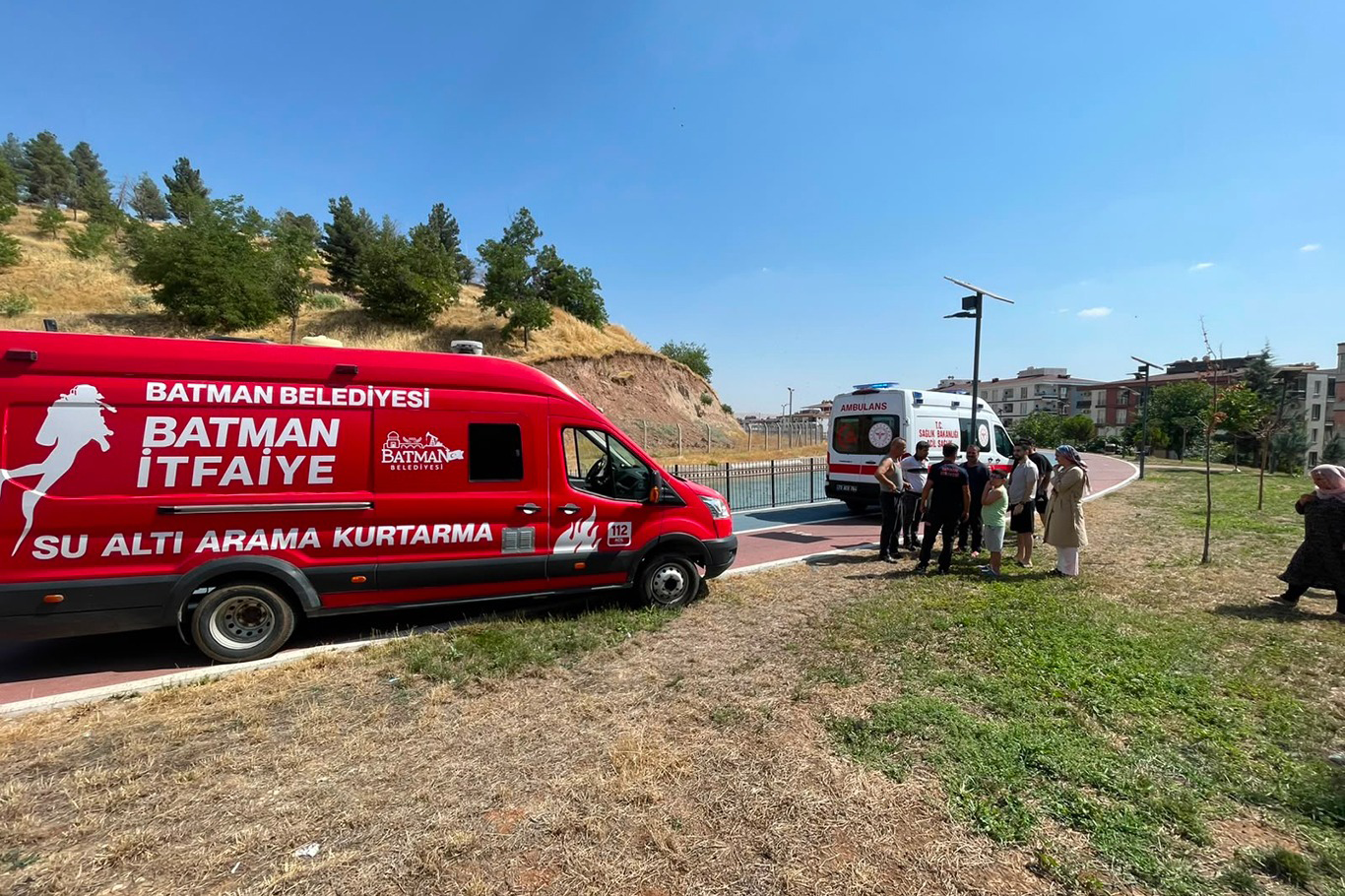 SELFİE ÇEKERKEN KANALA DÜŞTÜ, VATANDAŞLAR KURTARDI