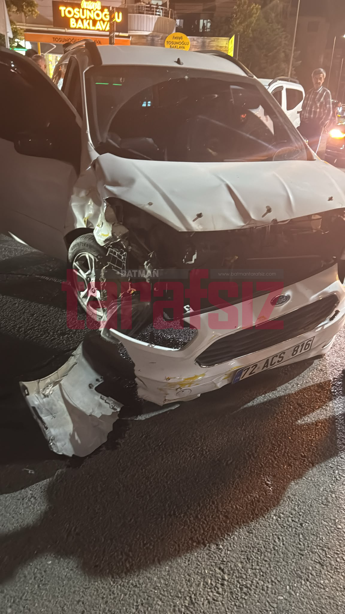 Taksi ile Hafif Ticari Araç Çarpıştı: 2 Yaralı