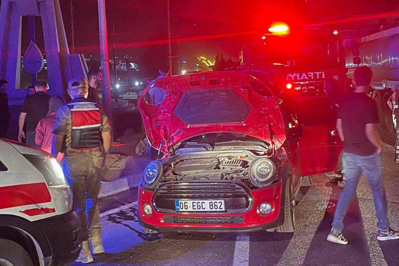 BEŞİRİ YOLUNDA TANKER İLE OTOMOBİL ÇARPIŞTI: 3 YARALI